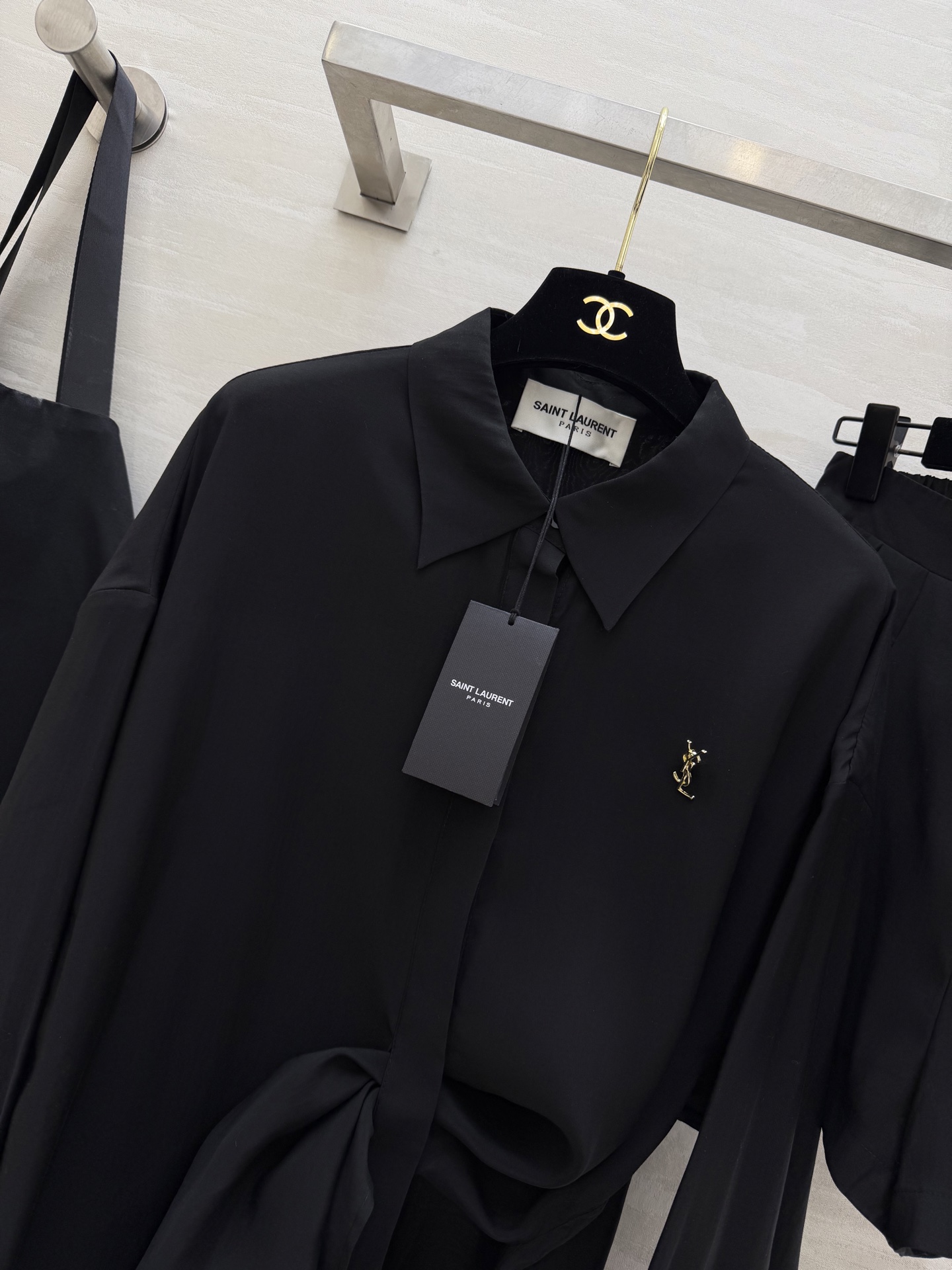 #ysl²⁶新款天丝套装 轻盈透气天丝质地 宽松版型随风轻轻摇曳 仿佛每一步都踏着夏日的微风 自在又惬意