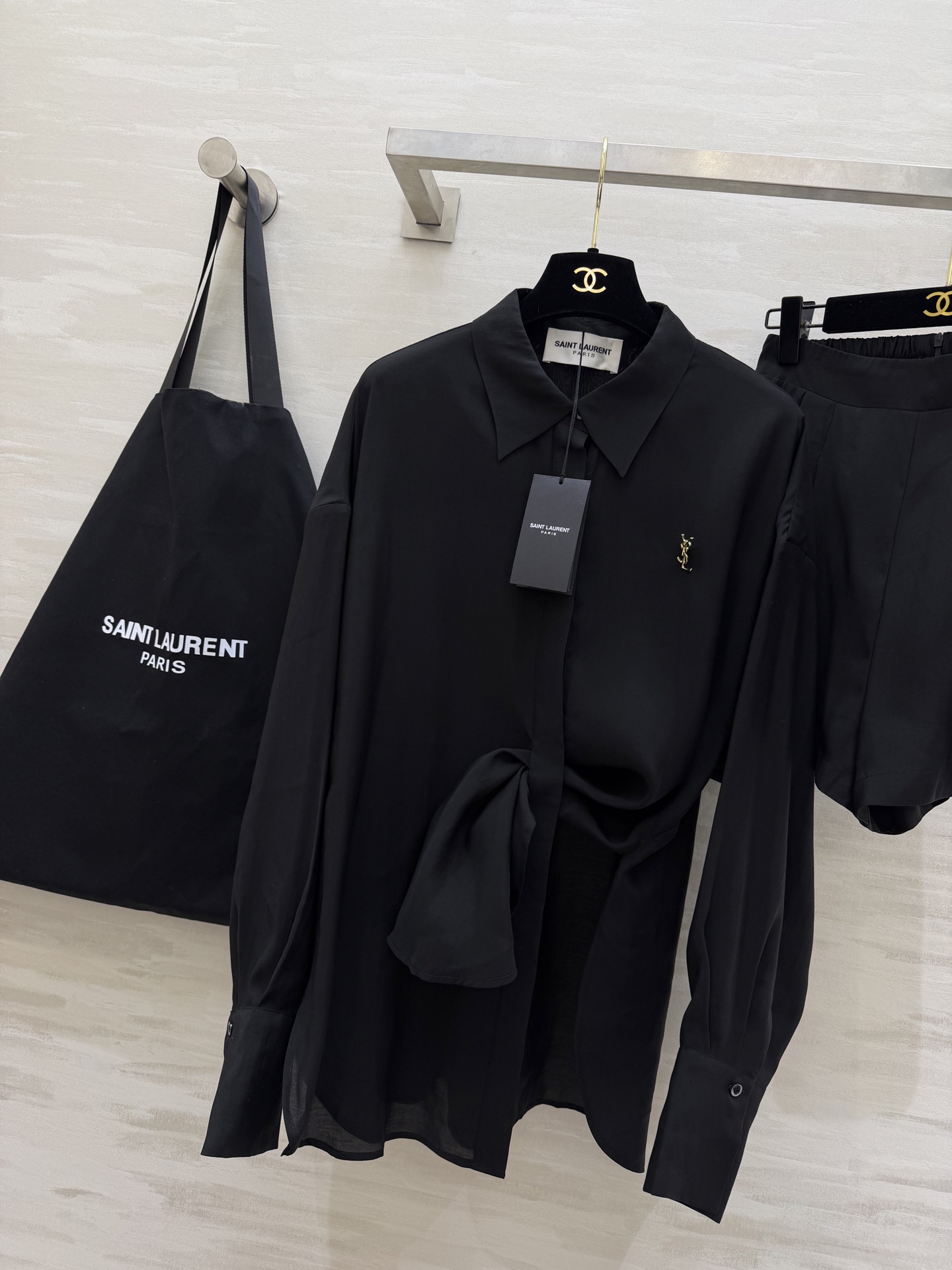 #ysl²⁶新款天丝套装 轻盈透气天丝质地 宽松版型随风轻轻摇曳 仿佛每一步都踏着夏日的微风 自在又惬意