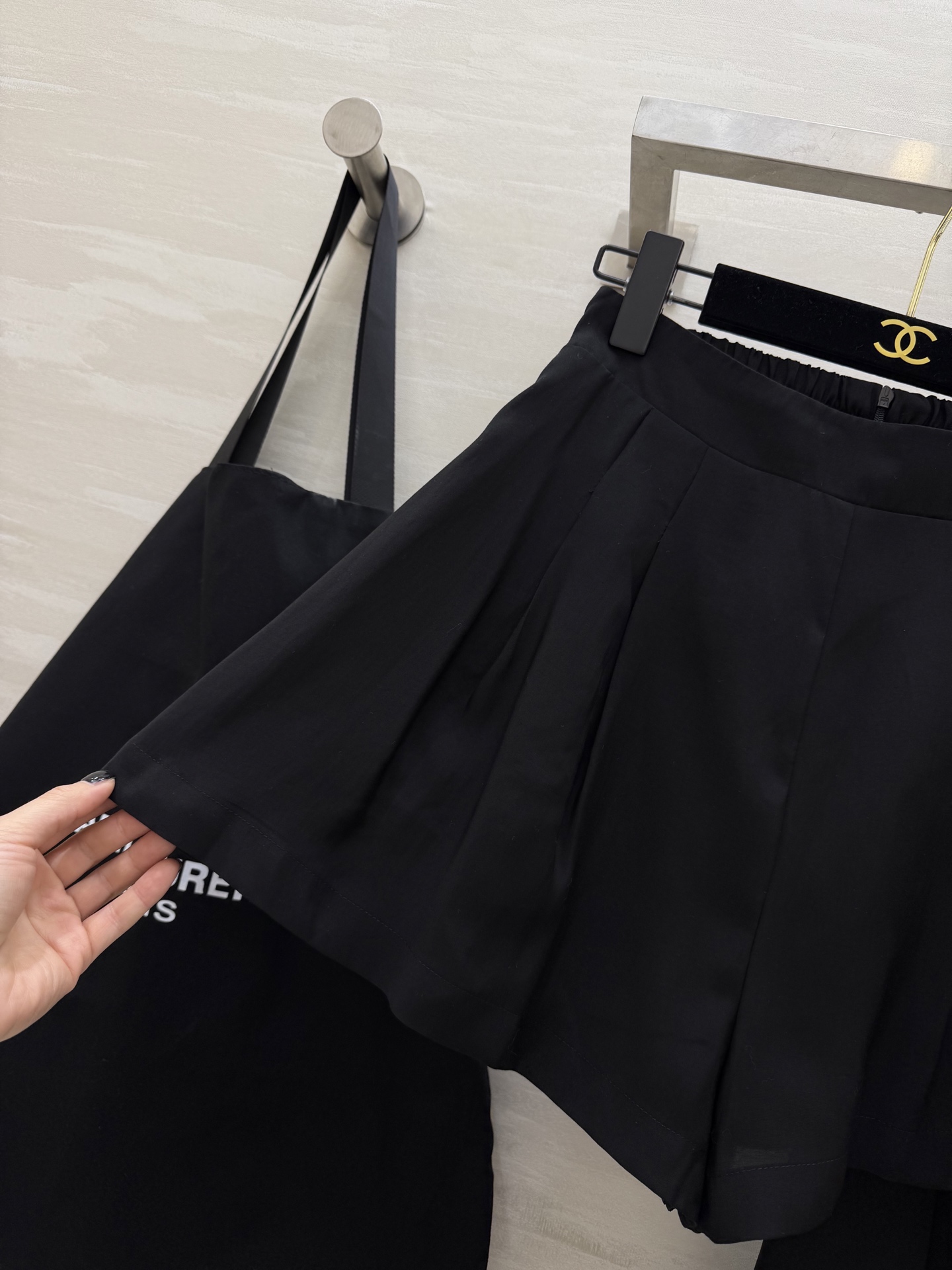 #ysl²⁶新款天丝套装 轻盈透气天丝质地 宽松版型随风轻轻摇曳 仿佛每一步都踏着夏日的微风 自在又惬意