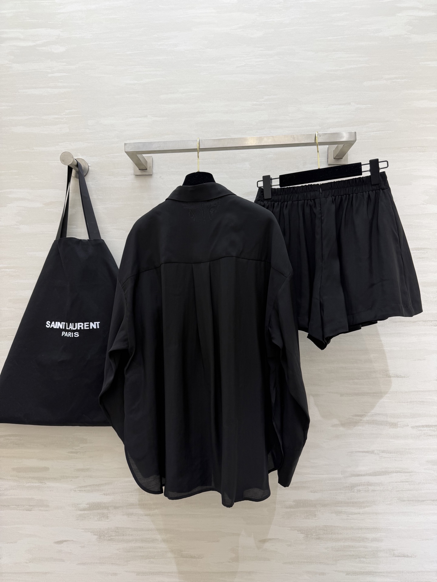 #ysl²⁶新款天丝套装 轻盈透气天丝质地 宽松版型随风轻轻摇曳 仿佛每一步都踏着夏日的微风 自在又惬意