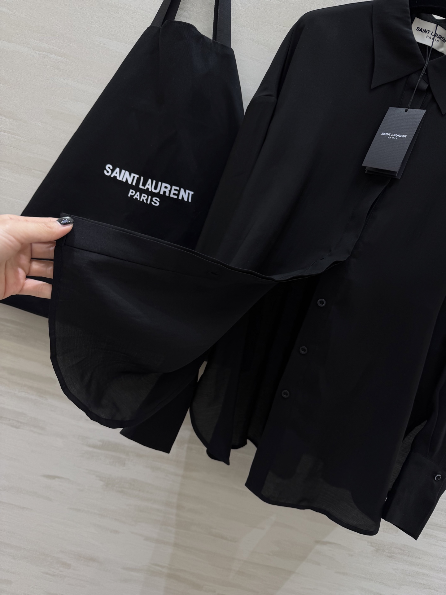 #ysl²⁶新款天丝套装 轻盈透气天丝质地 宽松版型随风轻轻摇曳 仿佛每一步都踏着夏日的微风 自在又惬意