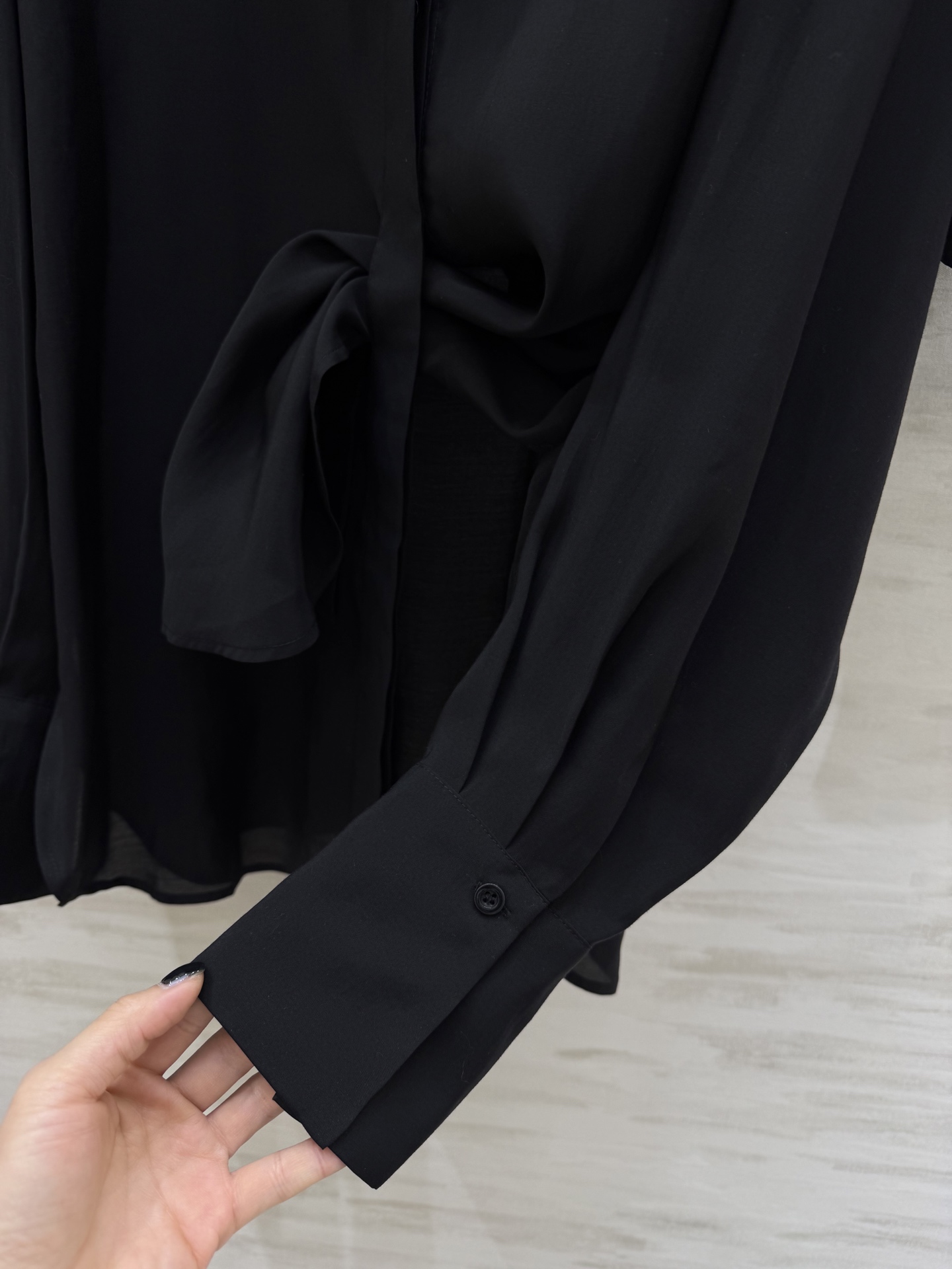 #ysl²⁶新款天丝套装 轻盈透气天丝质地 宽松版型随风轻轻摇曳 仿佛每一步都踏着夏日的微风 自在又惬意