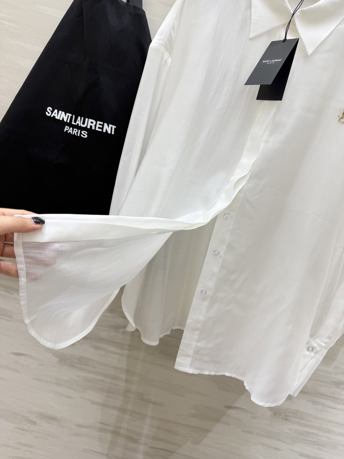 #ysl²⁶新款天丝套装 轻盈透气天丝质地 宽松版型随风轻轻摇曳 仿佛每一步都踏着夏日的微风 自在又惬意