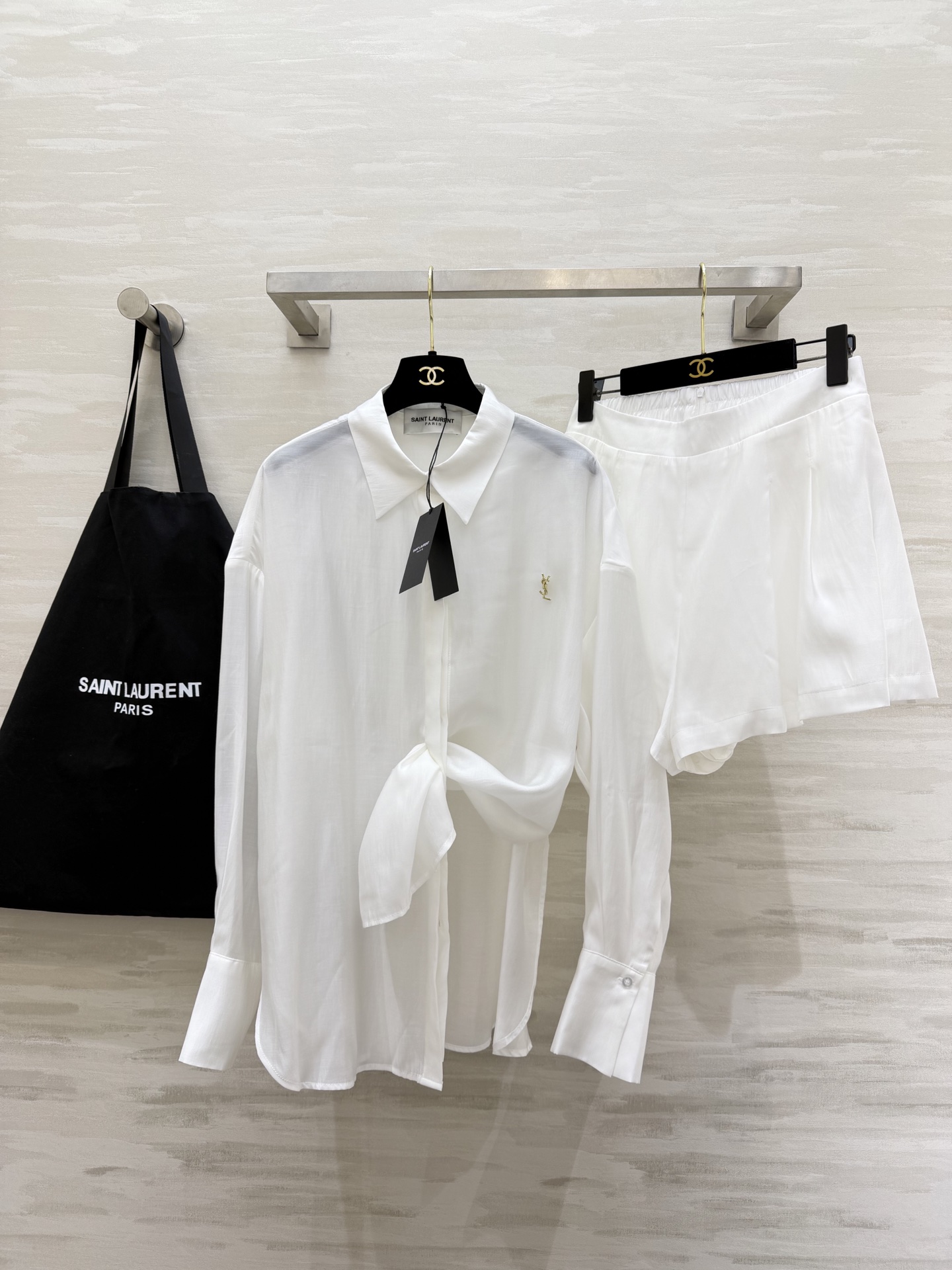 #ysl²⁶新款天丝套装 轻盈透气天丝质地 宽松版型随风轻轻摇曳 仿佛每一步都踏着夏日的微风 自在又惬意