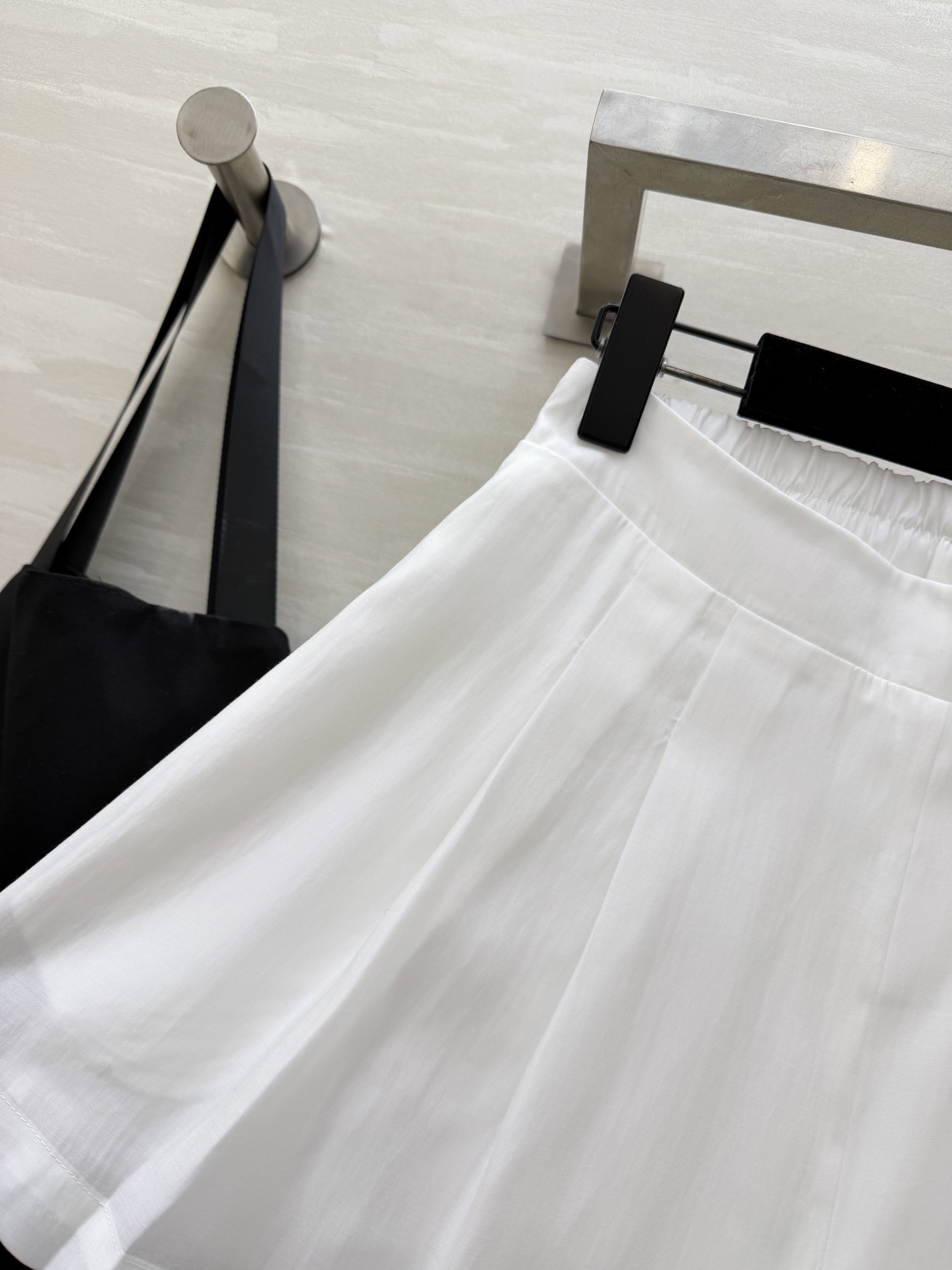 #ysl²⁶新款天丝套装 轻盈透气天丝质地 宽松版型随风轻轻摇曳 仿佛每一步都踏着夏日的微风 自在又惬意