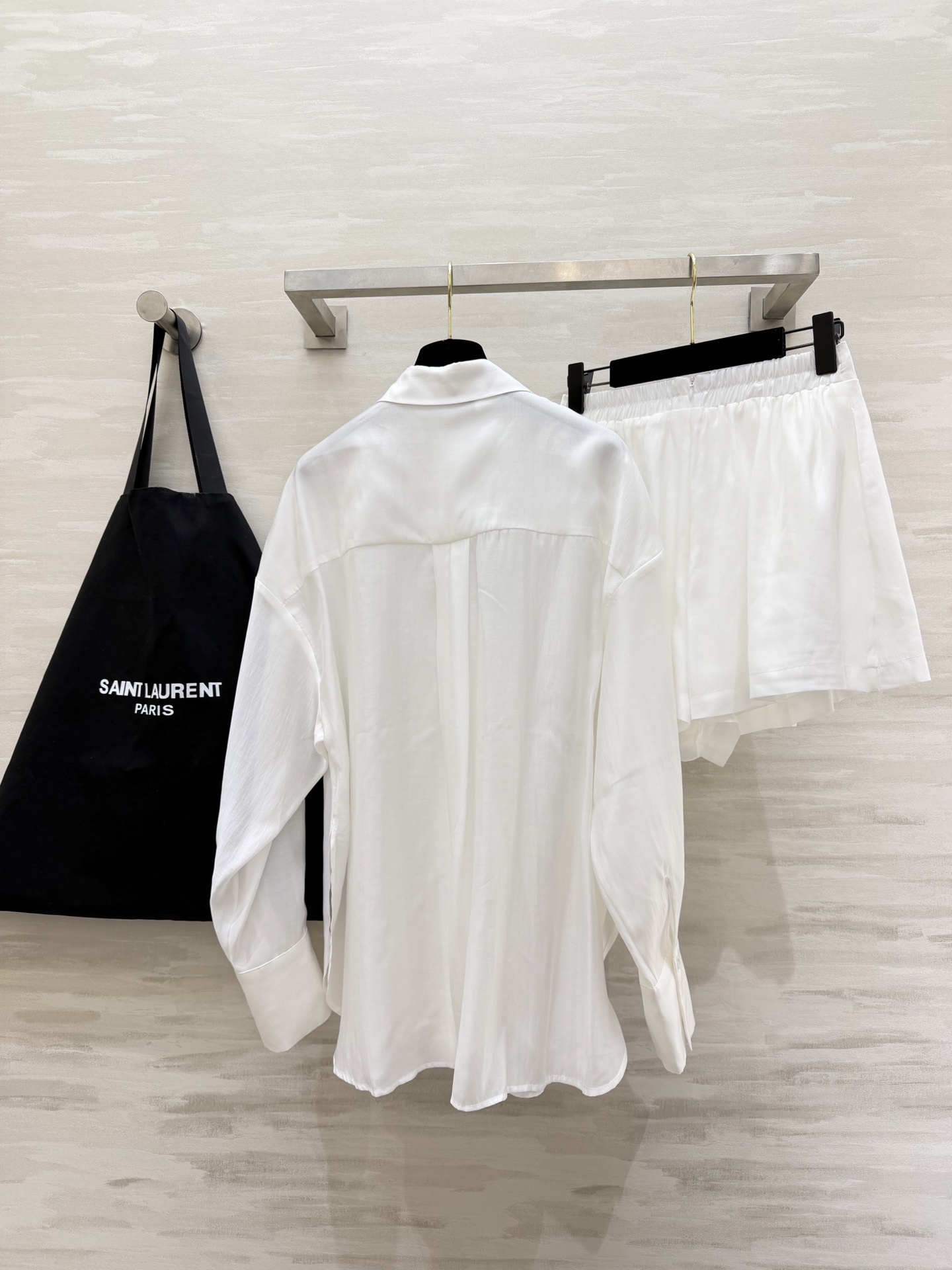 #ysl²⁶新款天丝套装 轻盈透气天丝质地 宽松版型随风轻轻摇曳 仿佛每一步都踏着夏日的微风 自在又惬意