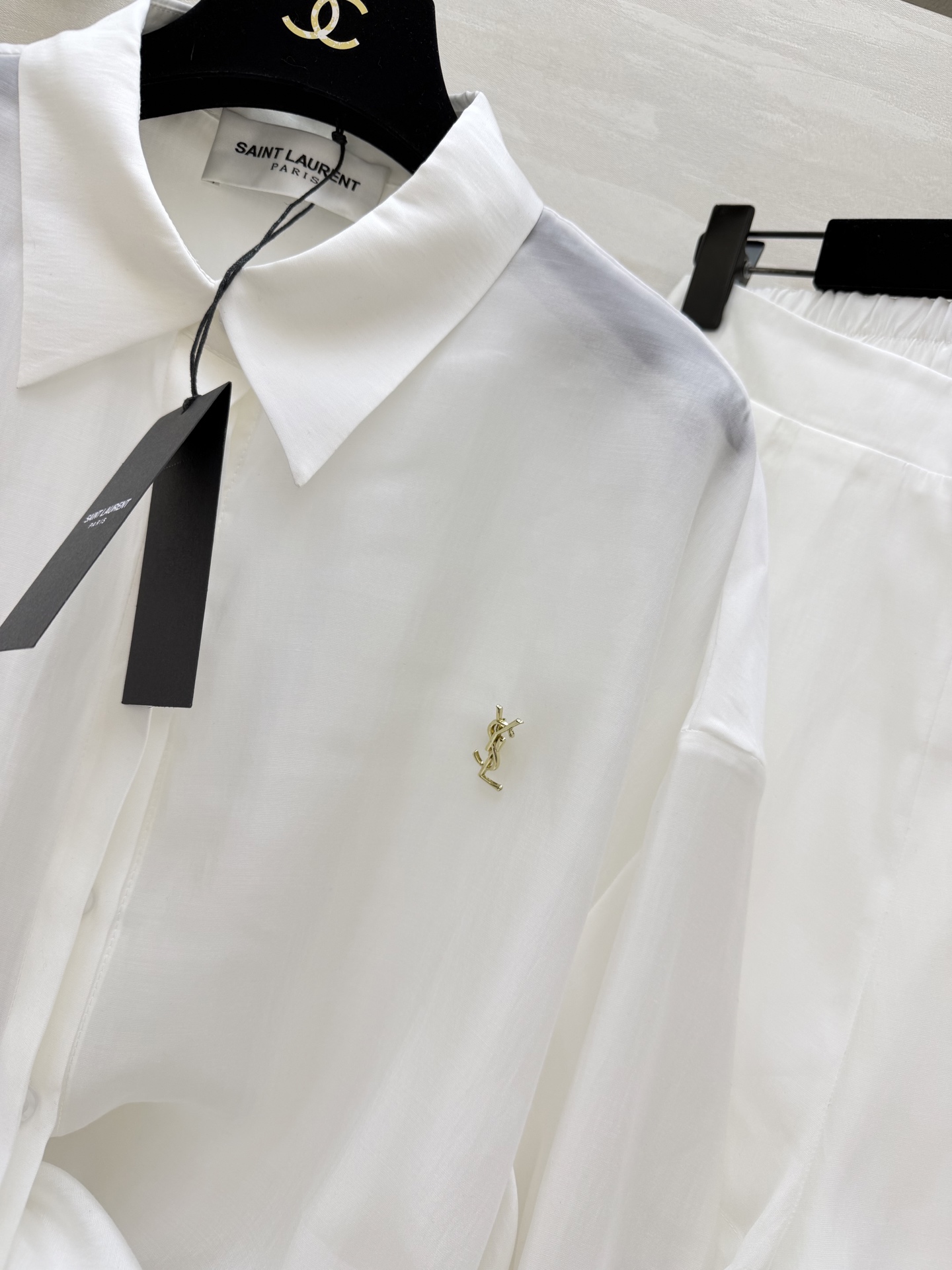 #ysl²⁶新款天丝套装 轻盈透气天丝质地 宽松版型随风轻轻摇曳 仿佛每一步都踏着夏日的微风 自在又惬意