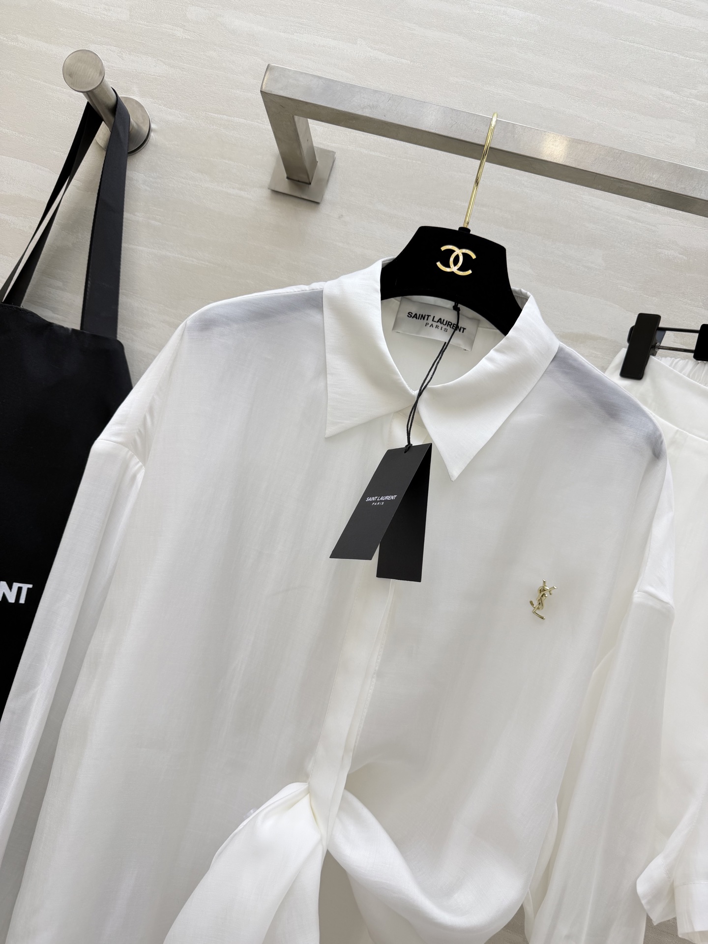 #ysl²⁶新款天丝套装 轻盈透气天丝质地 宽松版型随风轻轻摇曳 仿佛每一步都踏着夏日的微风 自在又惬意