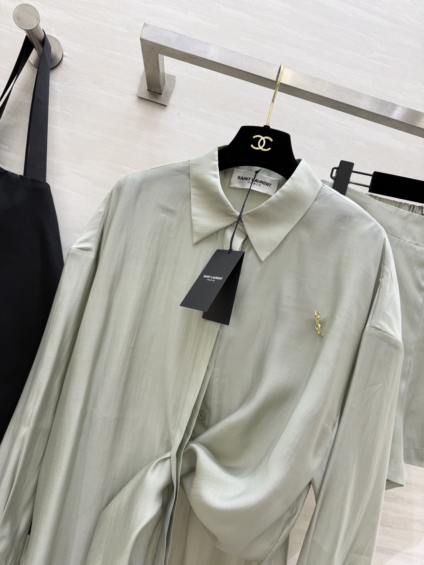 #ysl²⁶新款天丝套装 轻盈透气天丝质地 宽松版型随风轻轻摇曳 仿佛每一步都踏着夏日的微风 自在又惬意