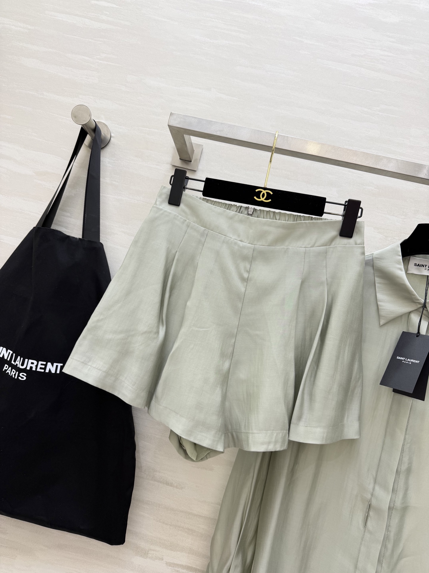 #ysl²⁶新款天丝套装 轻盈透气天丝质地 宽松版型随风轻轻摇曳 仿佛每一步都踏着夏日的微风 自在又惬意