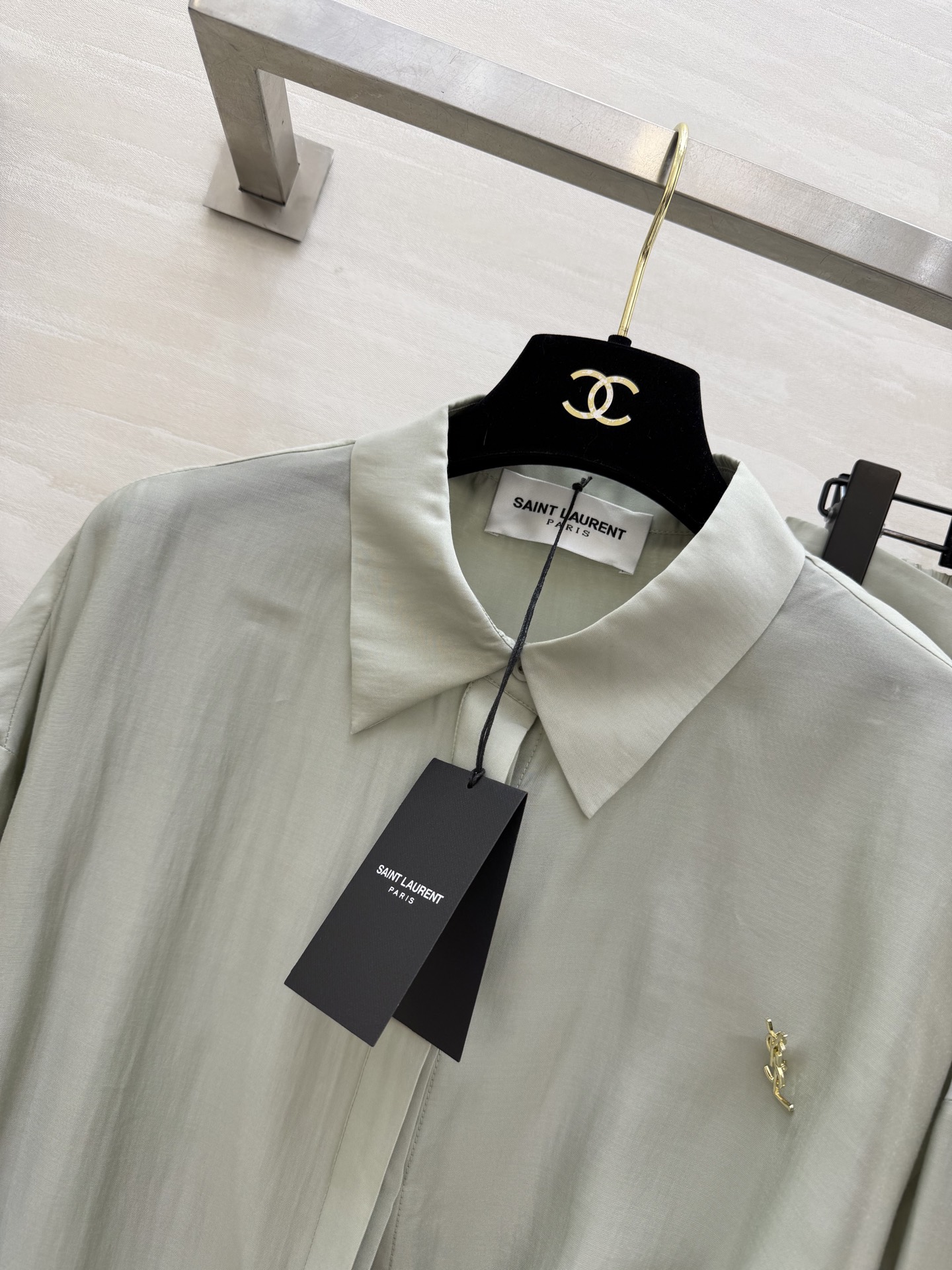 #ysl²⁶新款天丝套装 轻盈透气天丝质地 宽松版型随风轻轻摇曳 仿佛每一步都踏着夏日的微风 自在又惬意