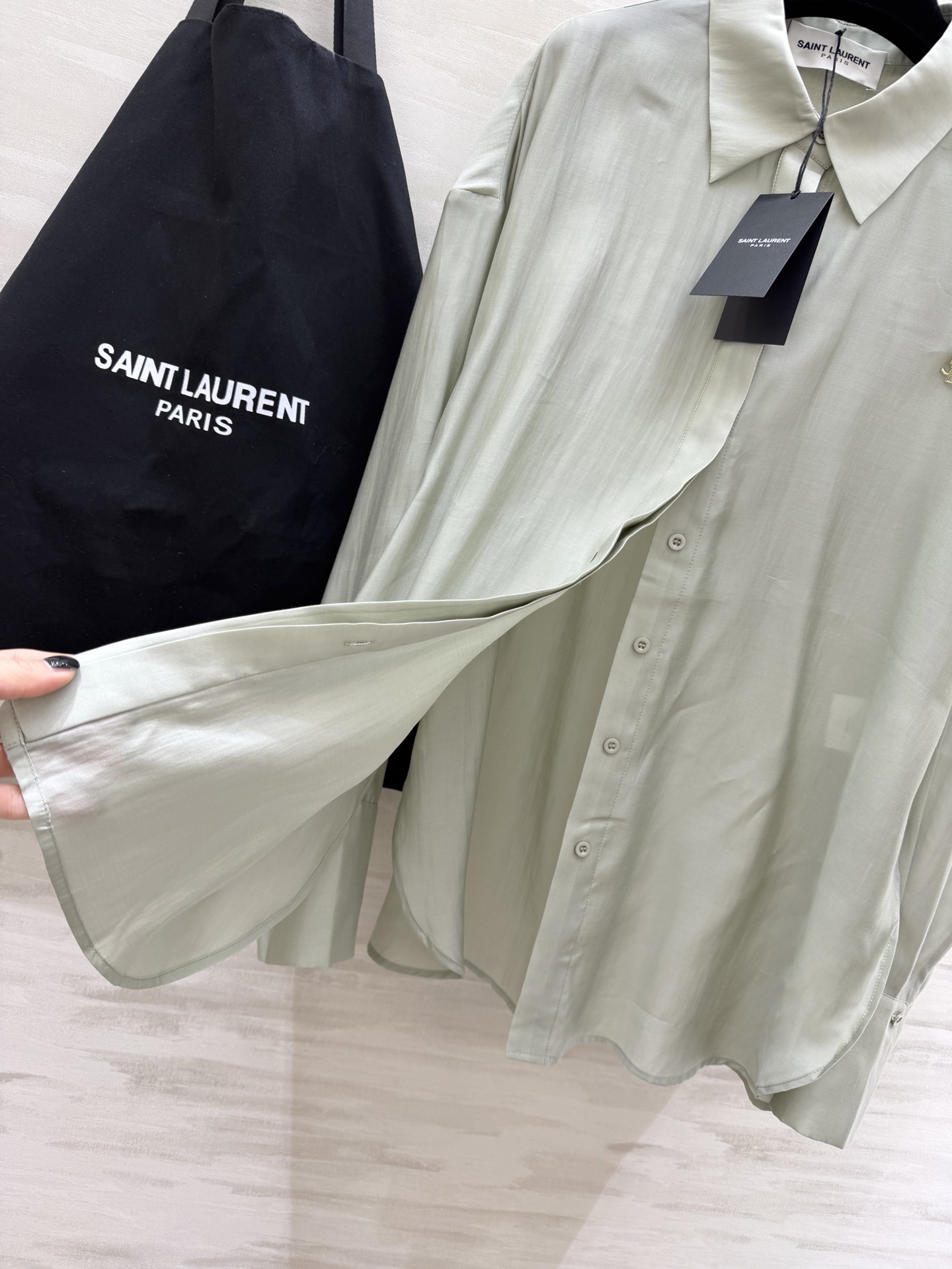 #ysl²⁶新款天丝套装 轻盈透气天丝质地 宽松版型随风轻轻摇曳 仿佛每一步都踏着夏日的微风 自在又惬意