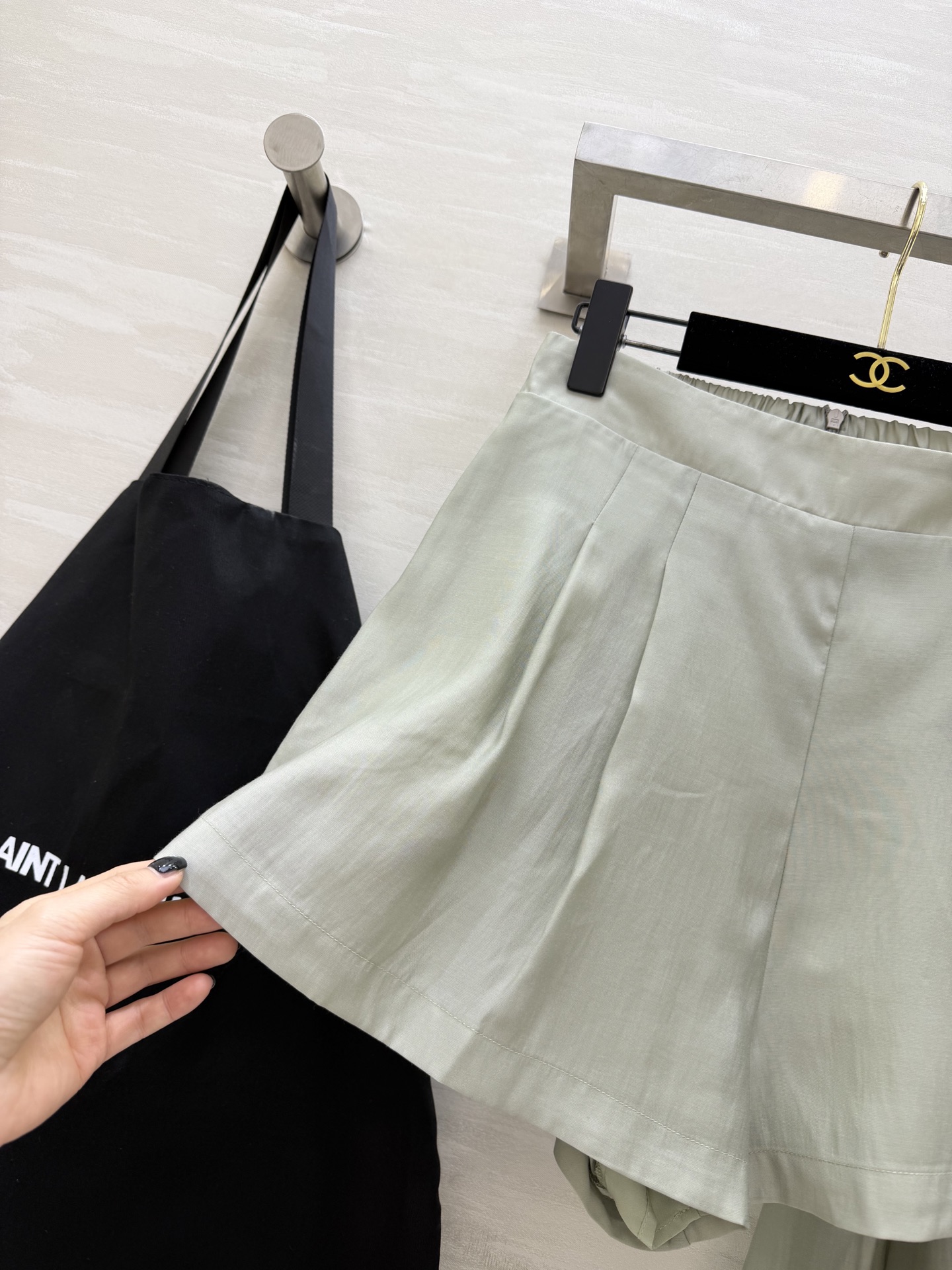 #ysl²⁶新款天丝套装 轻盈透气天丝质地 宽松版型随风轻轻摇曳 仿佛每一步都踏着夏日的微风 自在又惬意