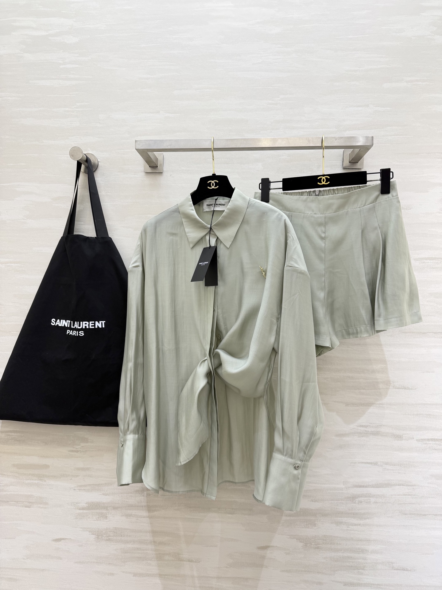 #ysl²⁶新款天丝套装 轻盈透气天丝质地 宽松版型随风轻轻摇曳 仿佛每一步都踏着夏日的微风 自在又惬意