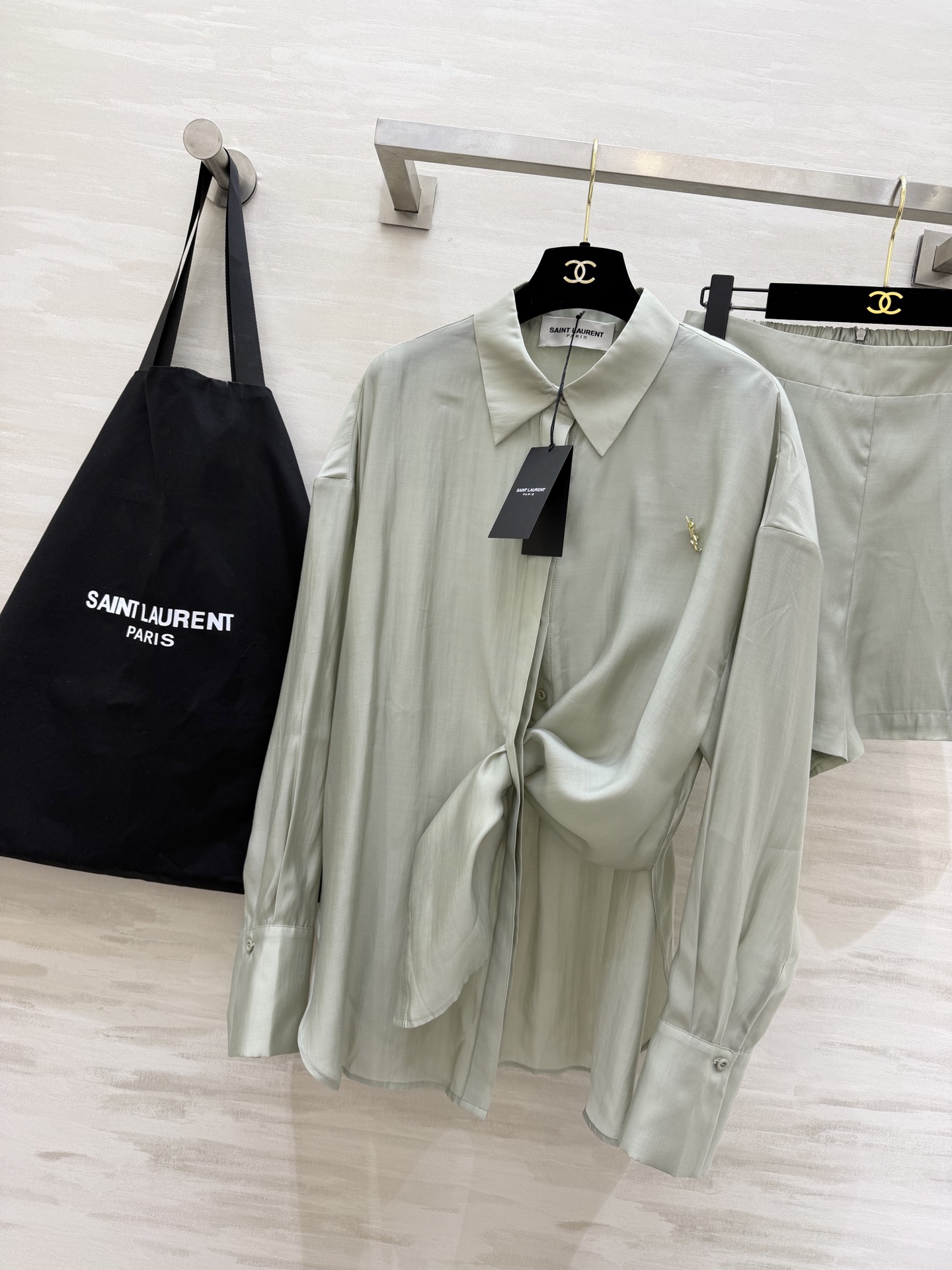 #ysl²⁶新款天丝套装 轻盈透气天丝质地 宽松版型随风轻轻摇曳 仿佛每一步都踏着夏日的微风 自在又惬意