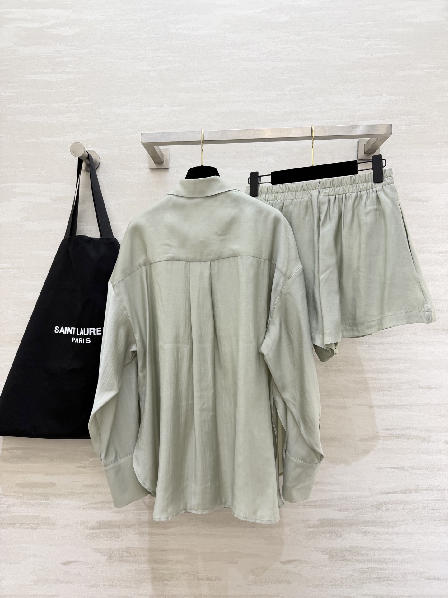 #ysl²⁶新款天丝套装 轻盈透气天丝质地 宽松版型随风轻轻摇曳 仿佛每一步都踏着夏日的微风 自在又惬意