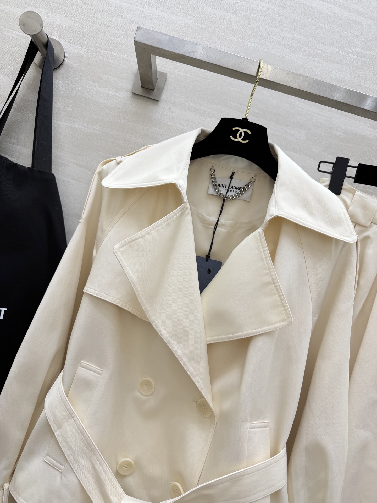 #ysl²⁶新款 极简高级感天花板 风衣套装裙 经典双排扣+大翻领设计 自带气场又不失温柔 高腰半裙藏肉