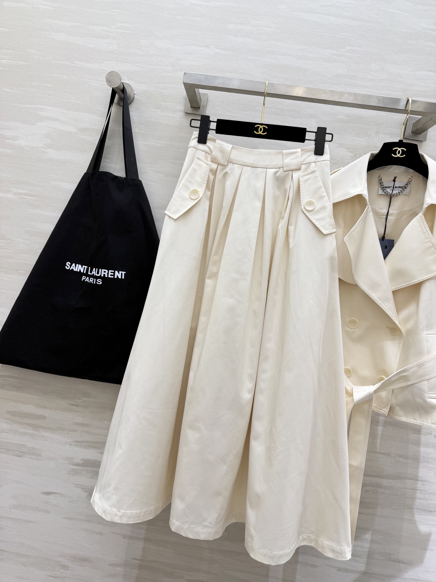 #ysl²⁶新款 极简高级感天花板 风衣套装裙 经典双排扣+大翻领设计 自带气场又不失温柔 高腰半裙藏肉