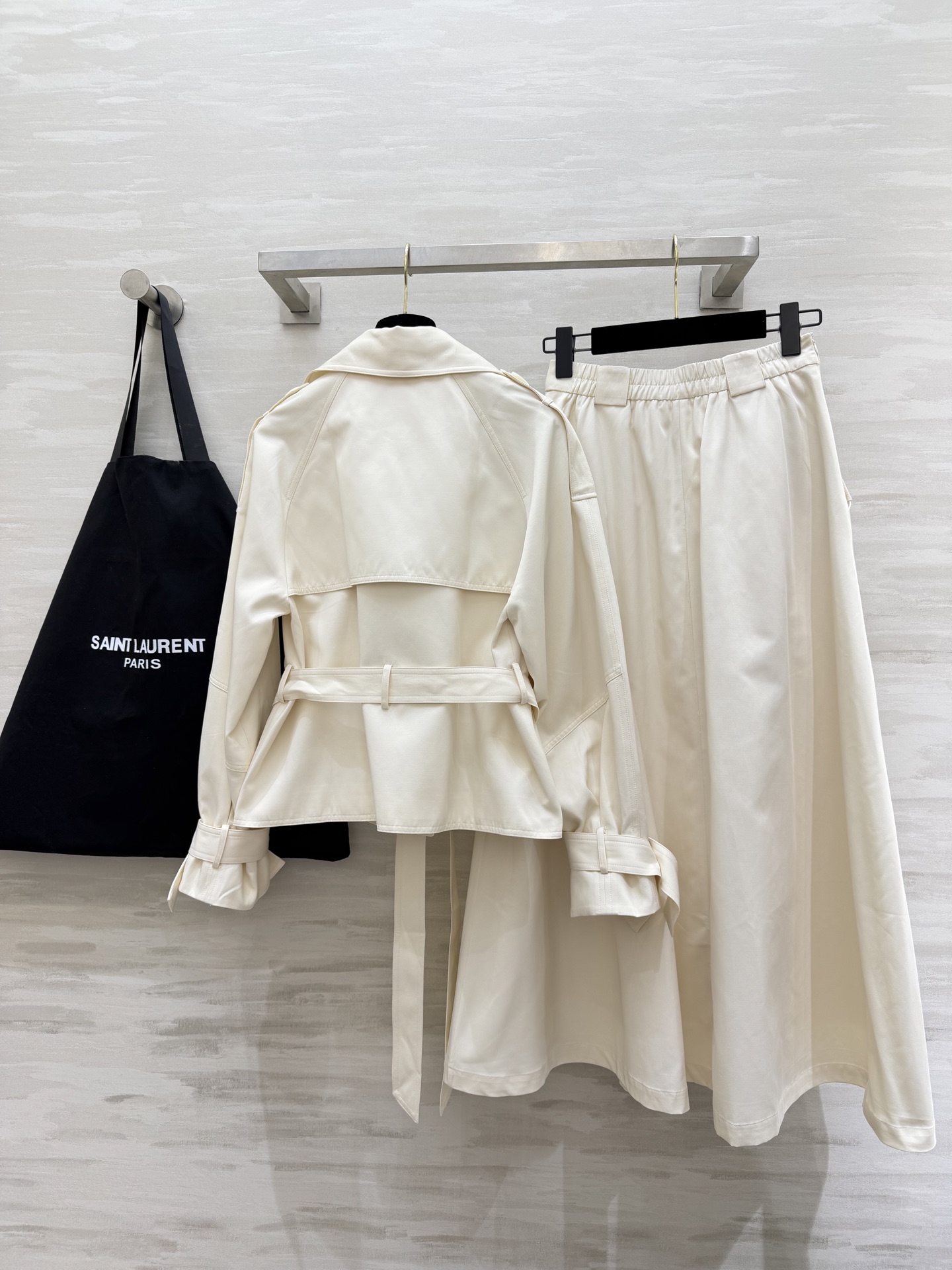 #ysl²⁶新款 极简高级感天花板 风衣套装裙 经典双排扣+大翻领设计 自带气场又不失温柔 高腰半裙藏肉