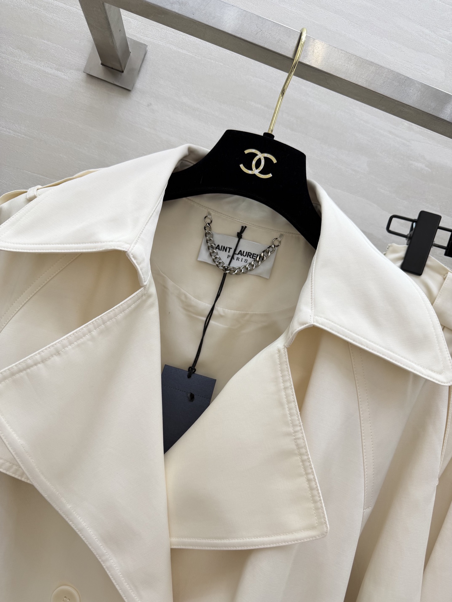 #ysl²⁶新款 极简高级感天花板 风衣套装裙 经典双排扣+大翻领设计 自带气场又不失温柔 高腰半裙藏肉