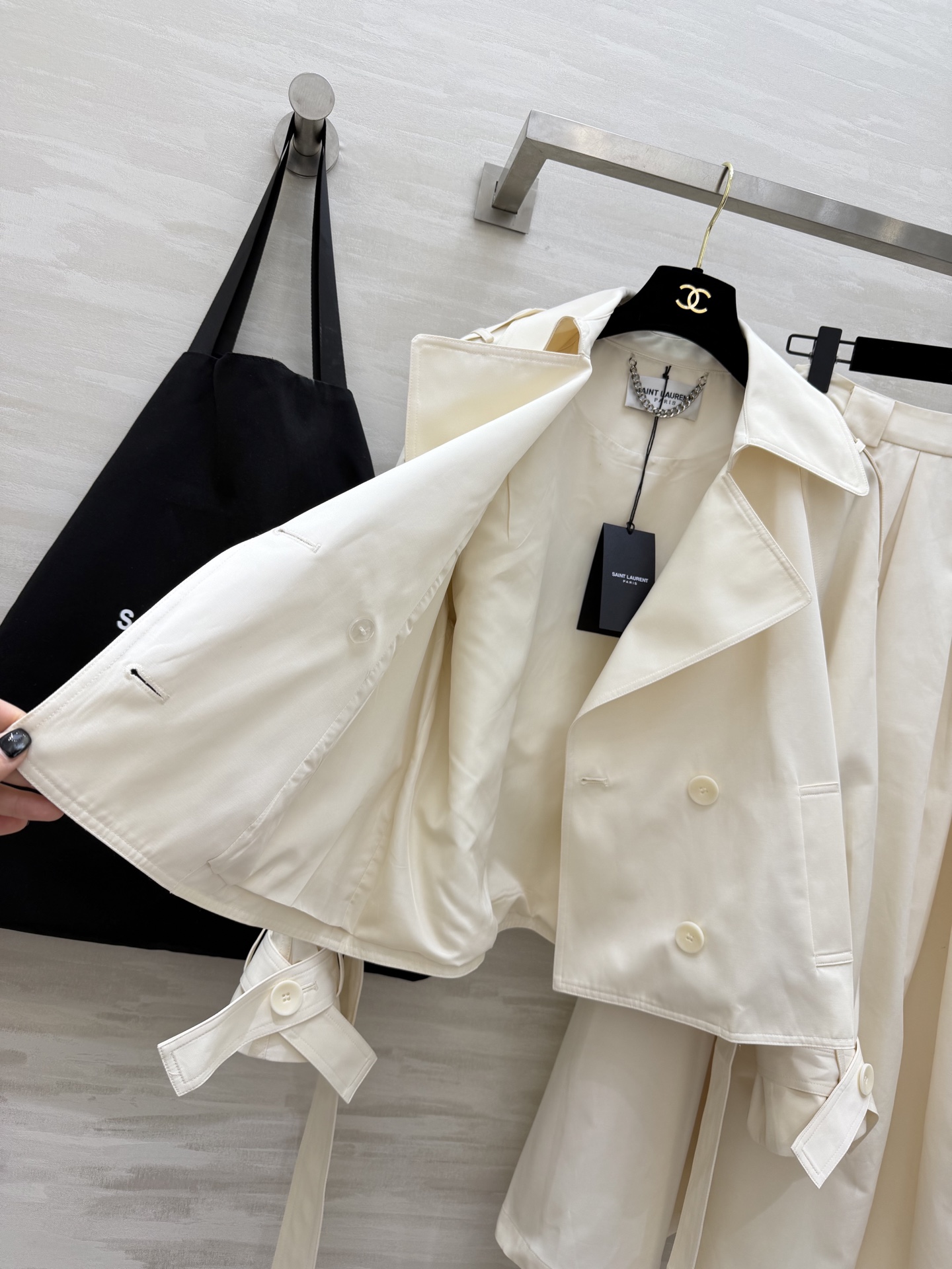 #ysl²⁶新款 极简高级感天花板 风衣套装裙 经典双排扣+大翻领设计 自带气场又不失温柔 高腰半裙藏肉