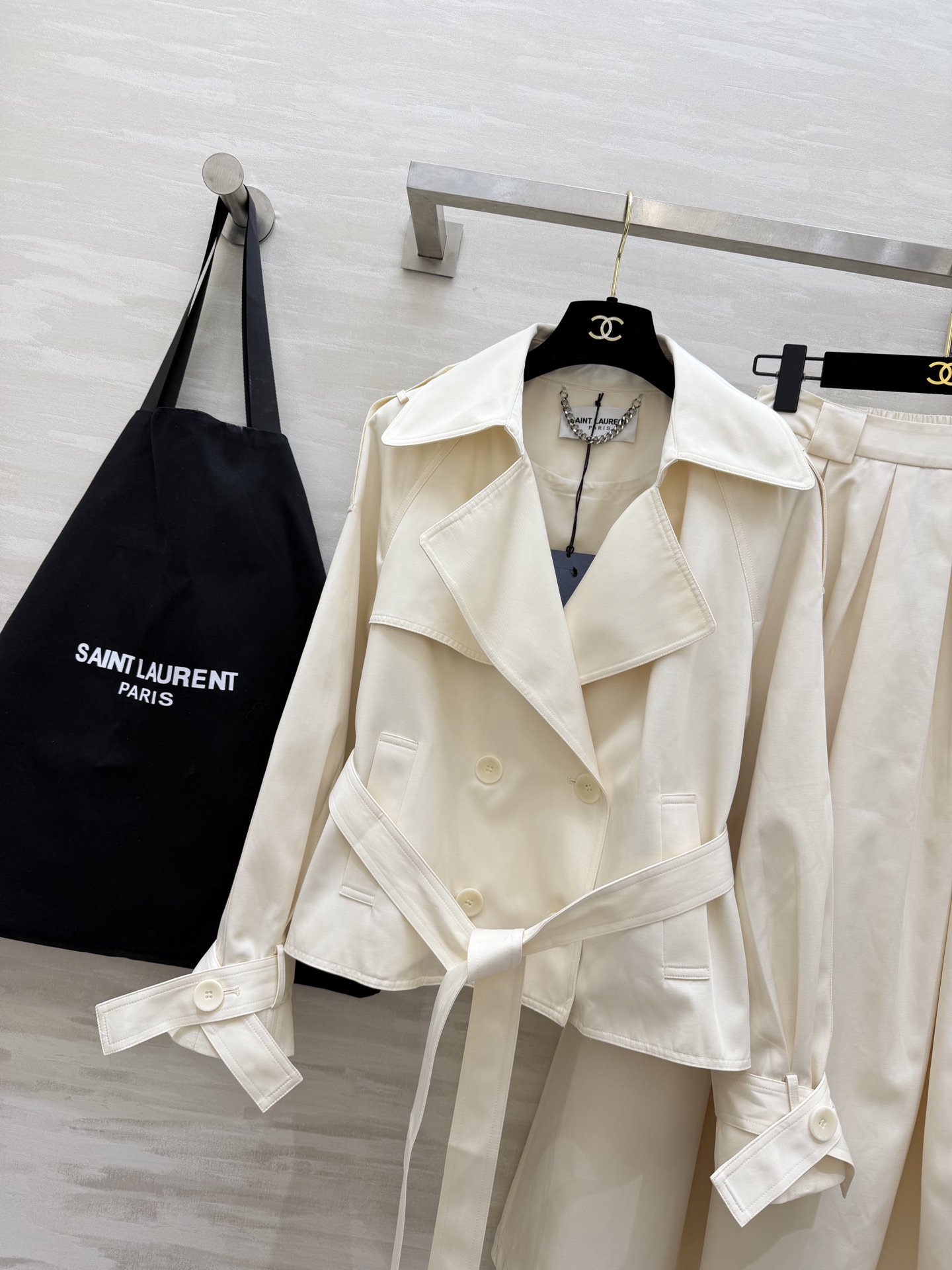 #ysl²⁶新款 极简高级感天花板 风衣套装裙 经典双排扣+大翻领设计 自带气场又不失温柔 高腰半裙藏肉