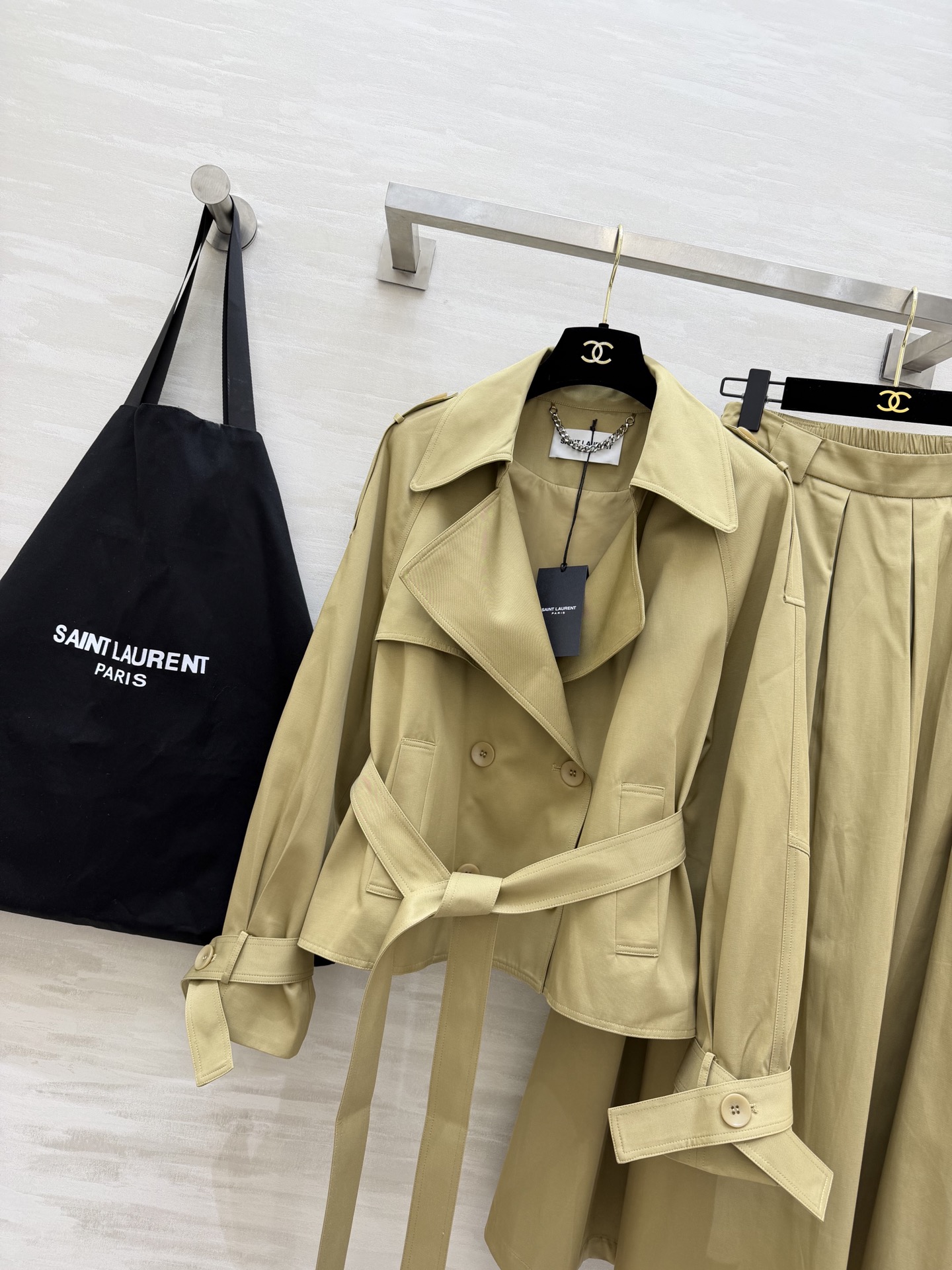 #ysl²⁶新款 极简高级感天花板 风衣套装裙 经典双排扣+大翻领设计 自带气场又不失温柔 高腰半裙藏肉