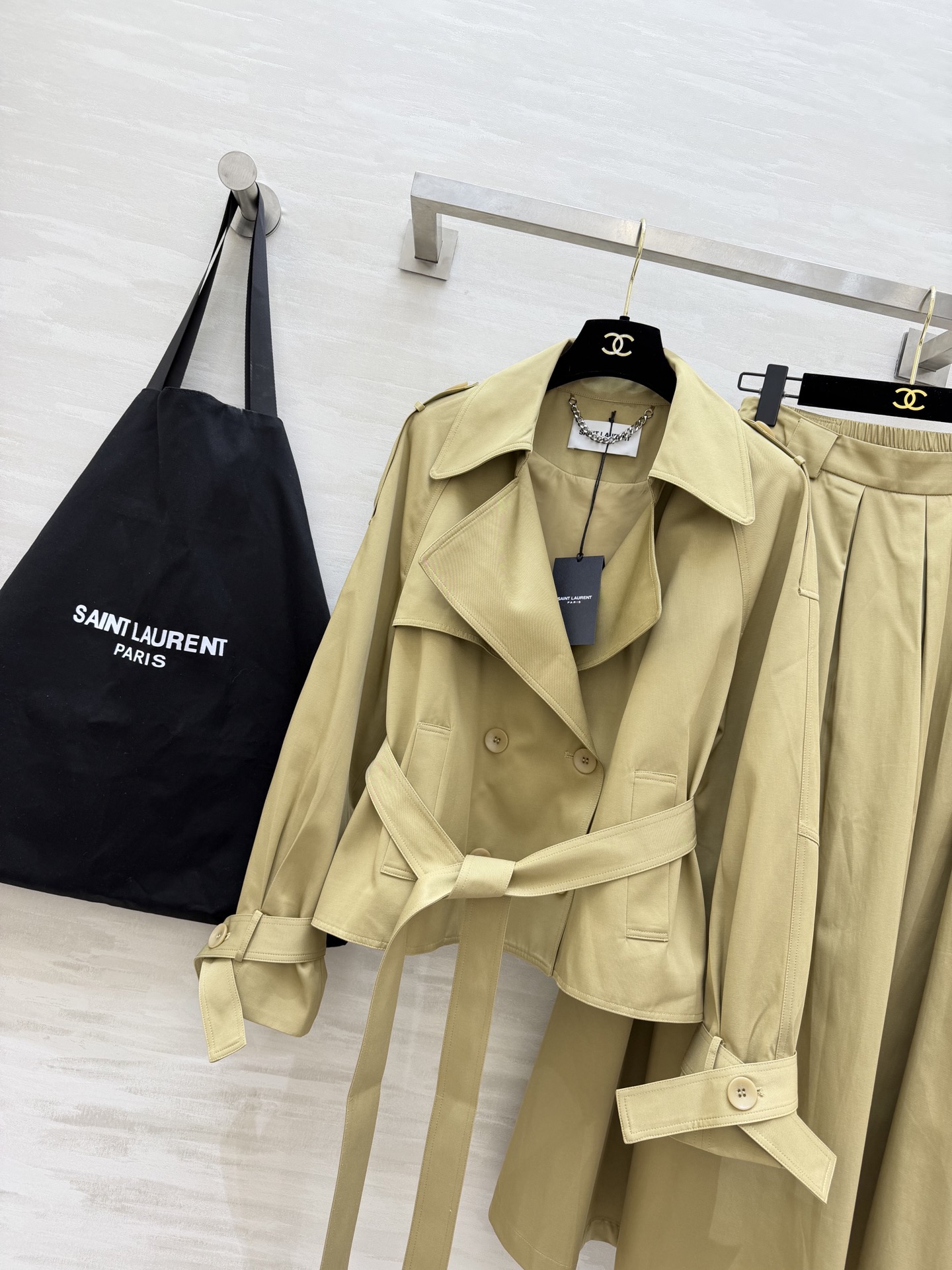 #ysl²⁶新款 极简高级感天花板 风衣套装裙 经典双排扣+大翻领设计 自带气场又不失温柔 高腰半裙藏肉