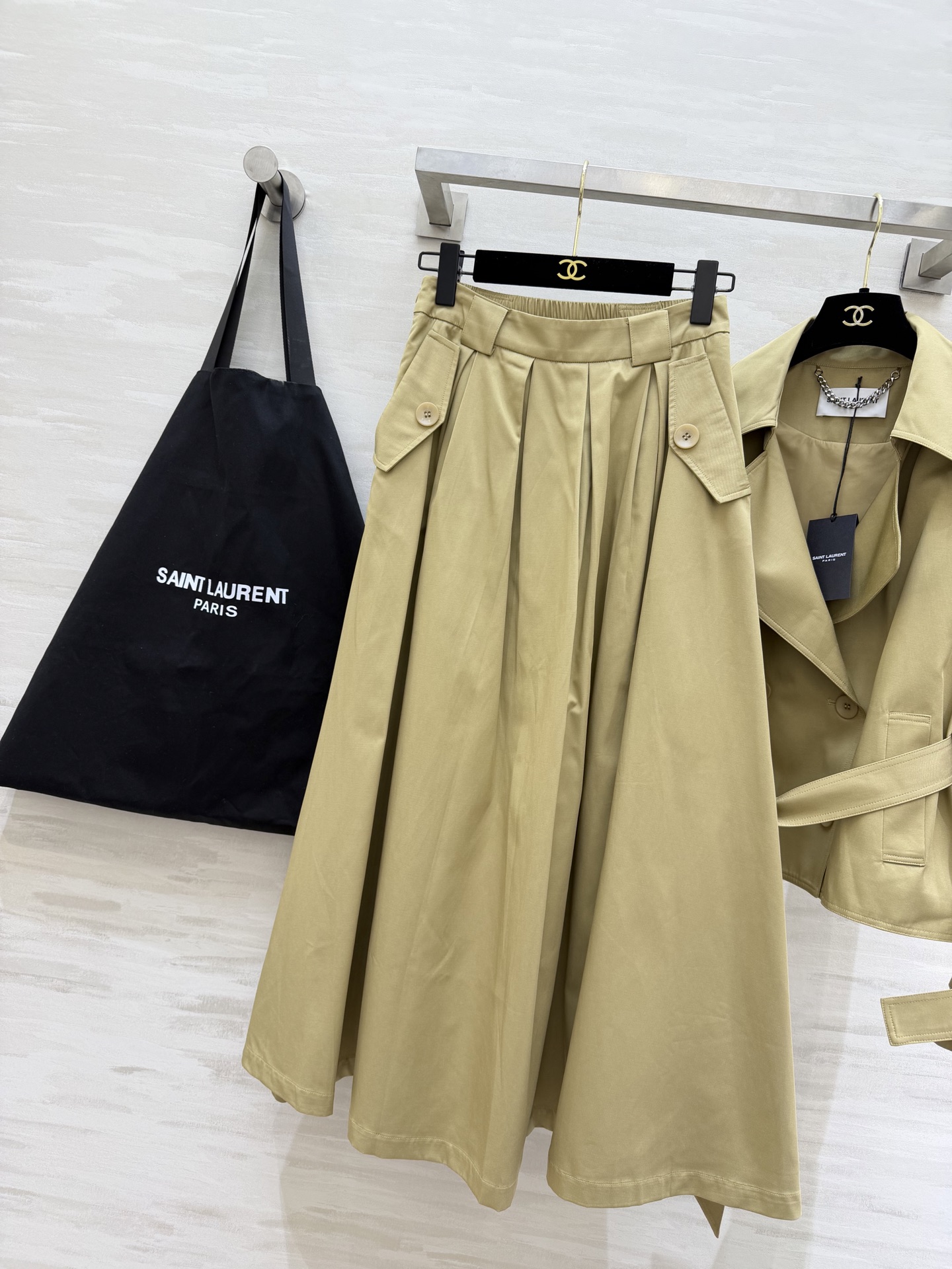 #ysl²⁶新款 极简高级感天花板 风衣套装裙 经典双排扣+大翻领设计 自带气场又不失温柔 高腰半裙藏肉