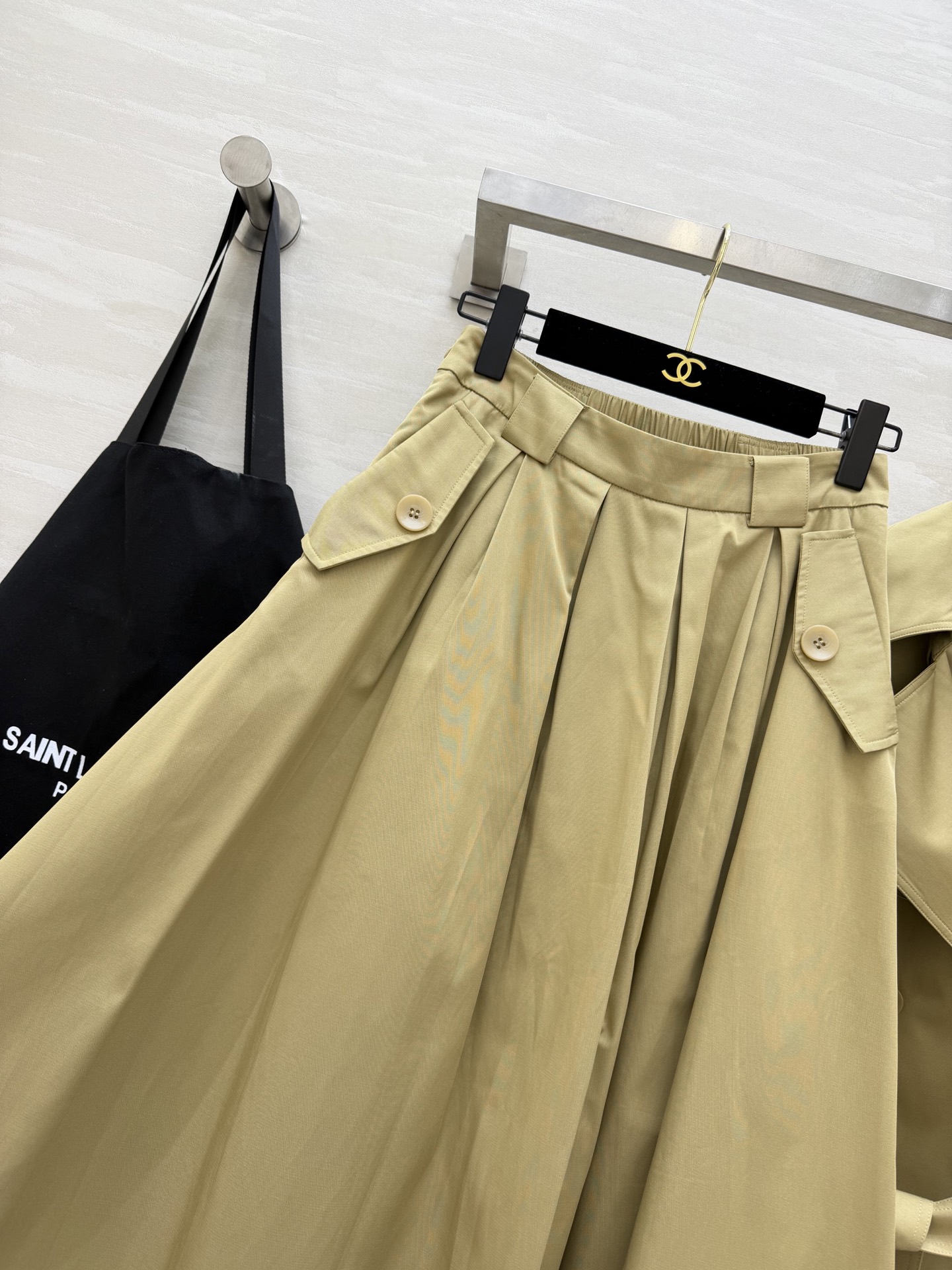 #ysl²⁶新款 极简高级感天花板 风衣套装裙 经典双排扣+大翻领设计 自带气场又不失温柔 高腰半裙藏肉