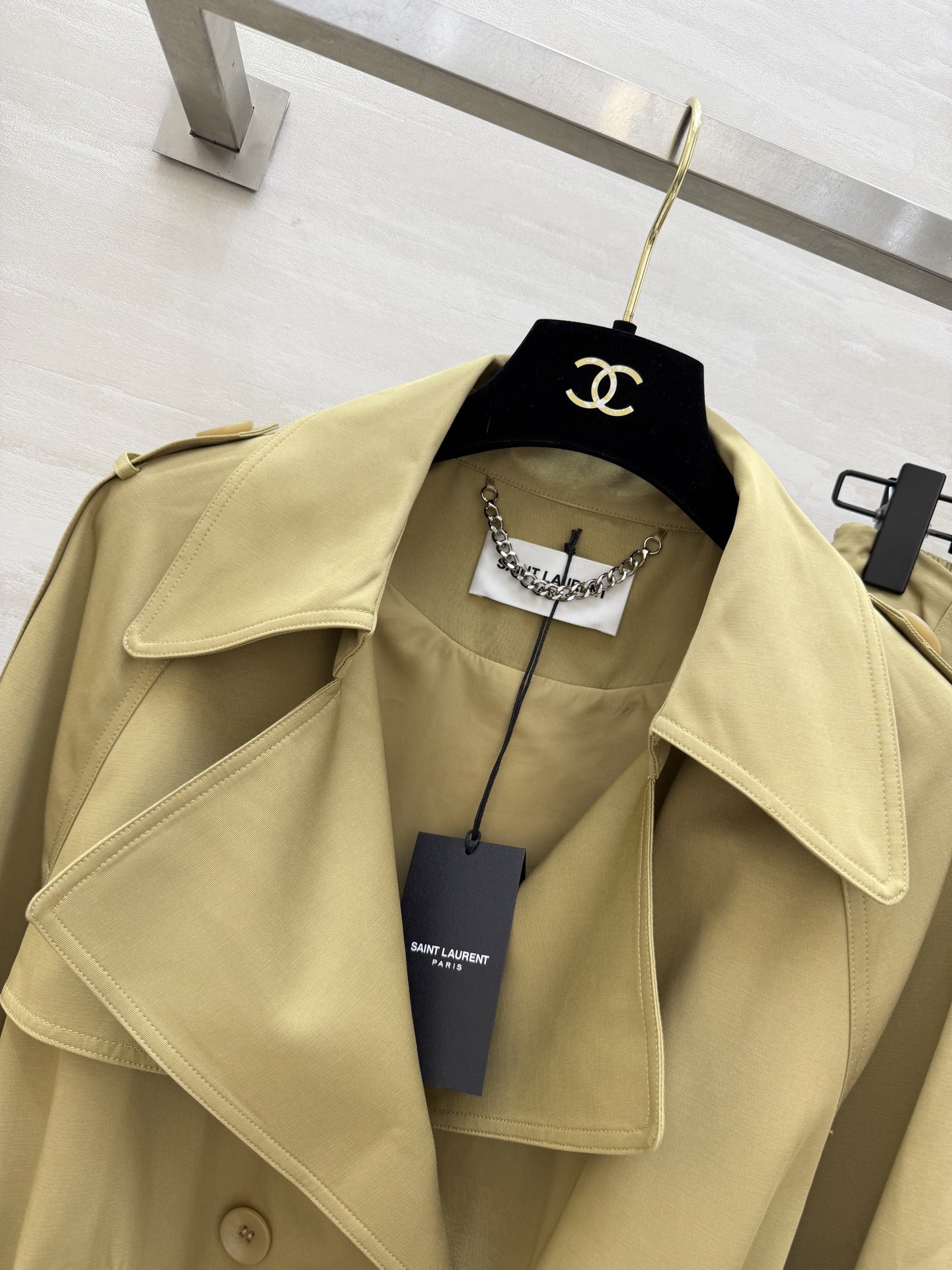 #ysl²⁶新款 极简高级感天花板 风衣套装裙 经典双排扣+大翻领设计 自带气场又不失温柔 高腰半裙藏肉