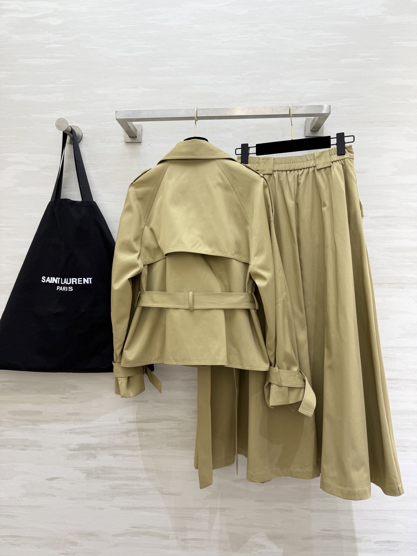 #ysl²⁶新款 极简高级感天花板 风衣套装裙 经典双排扣+大翻领设计 自带气场又不失温柔 高腰半裙藏肉