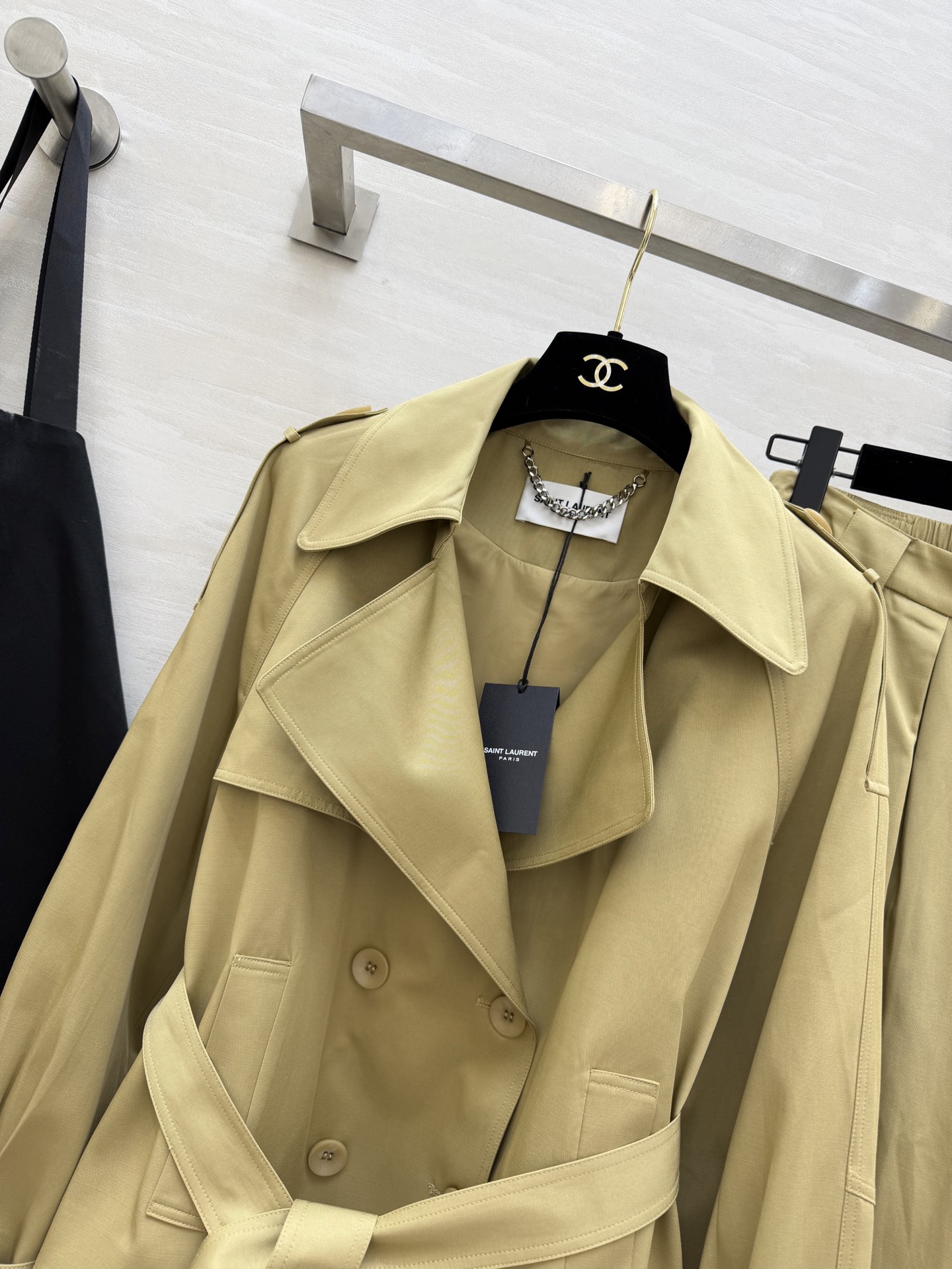 #ysl²⁶新款 极简高级感天花板 风衣套装裙 经典双排扣+大翻领设计 自带气场又不失温柔 高腰半裙藏肉