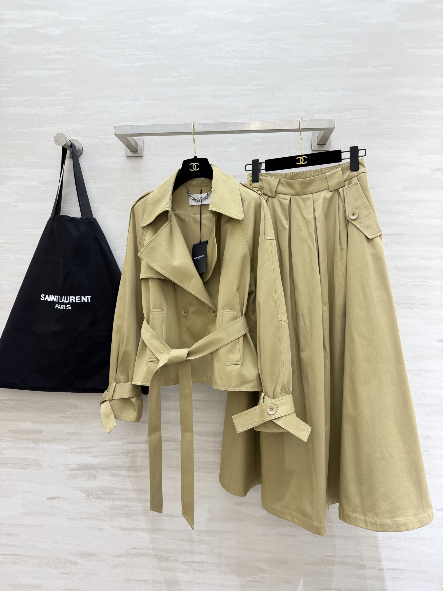 #ysl²⁶新款 极简高级感天花板 风衣套装裙 经典双排扣+大翻领设计 自带气场又不失温柔 高腰半裙藏肉