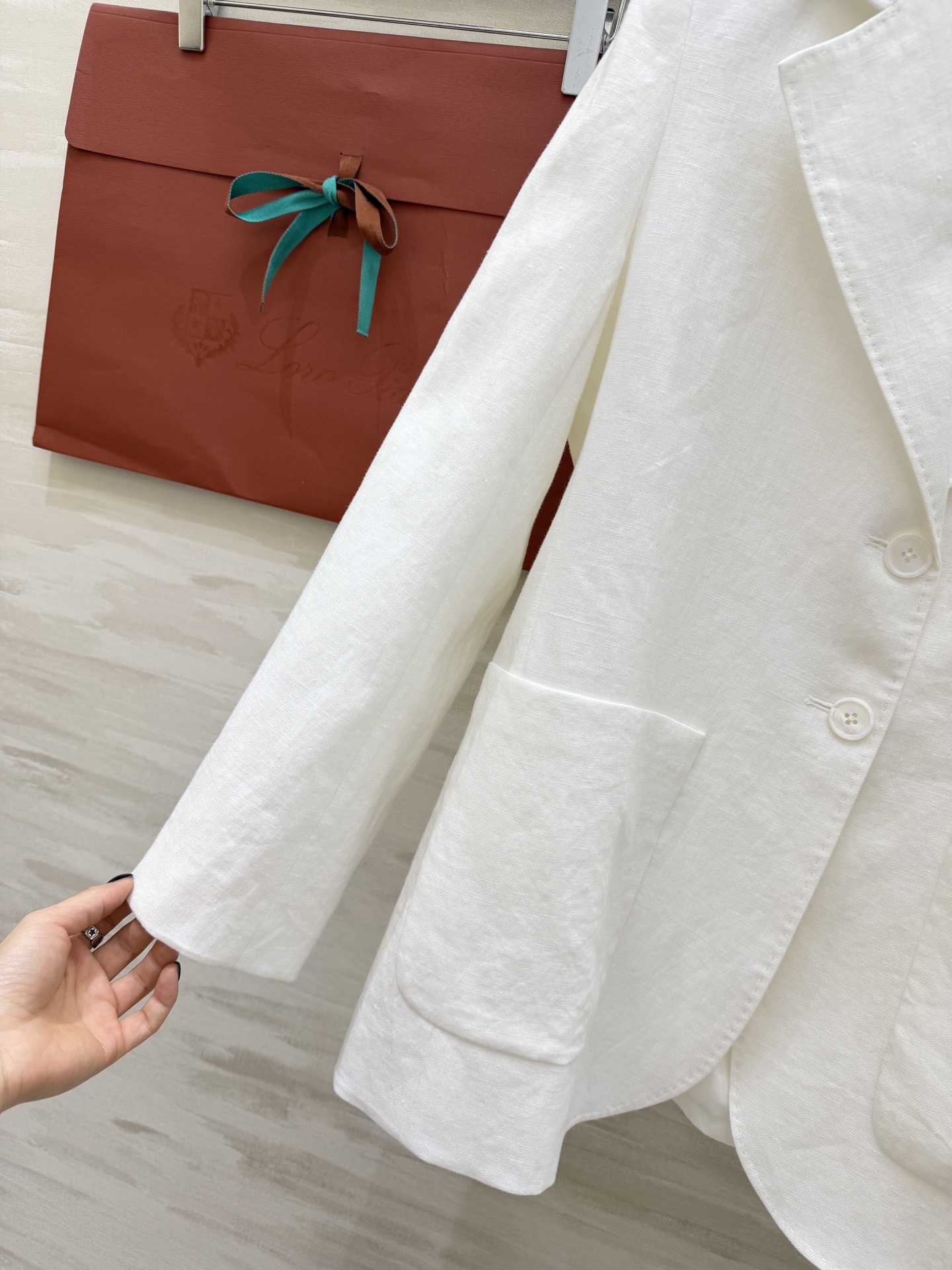 Loro Piana²⁶ 亚麻西装✨白/驼双色可选 天然亚麻肌理 透气又垂顺 利落剪裁+大口袋设计 松弛