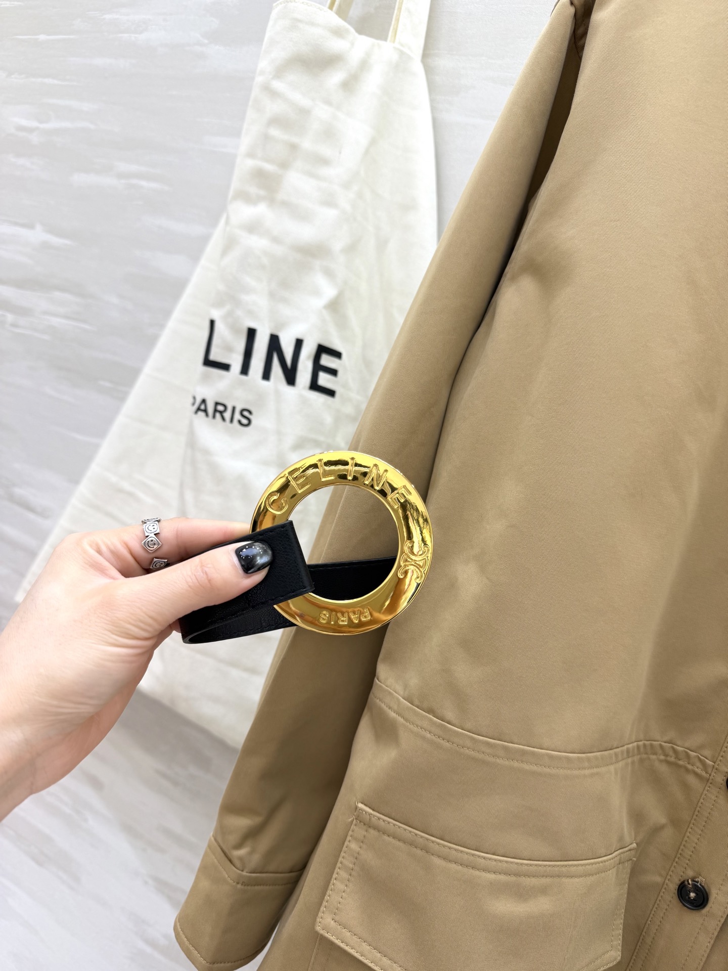 #Celin♡²⁶ 卡其衬衫裙 太戳我了✨ 经典翻领+单排扣设计 自带黑色腰带收腰瞬间勾勒出腰线 大口袋