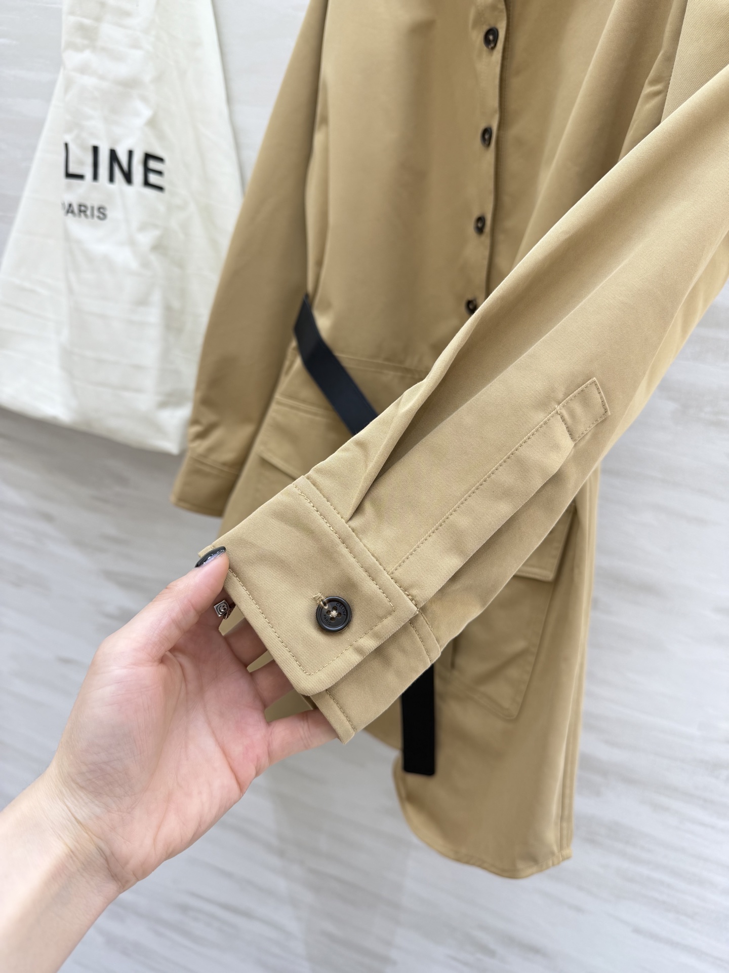 #Celin♡²⁶ 卡其衬衫裙 太戳我了✨ 经典翻领+单排扣设计 自带黑色腰带收腰瞬间勾勒出腰线 大口袋