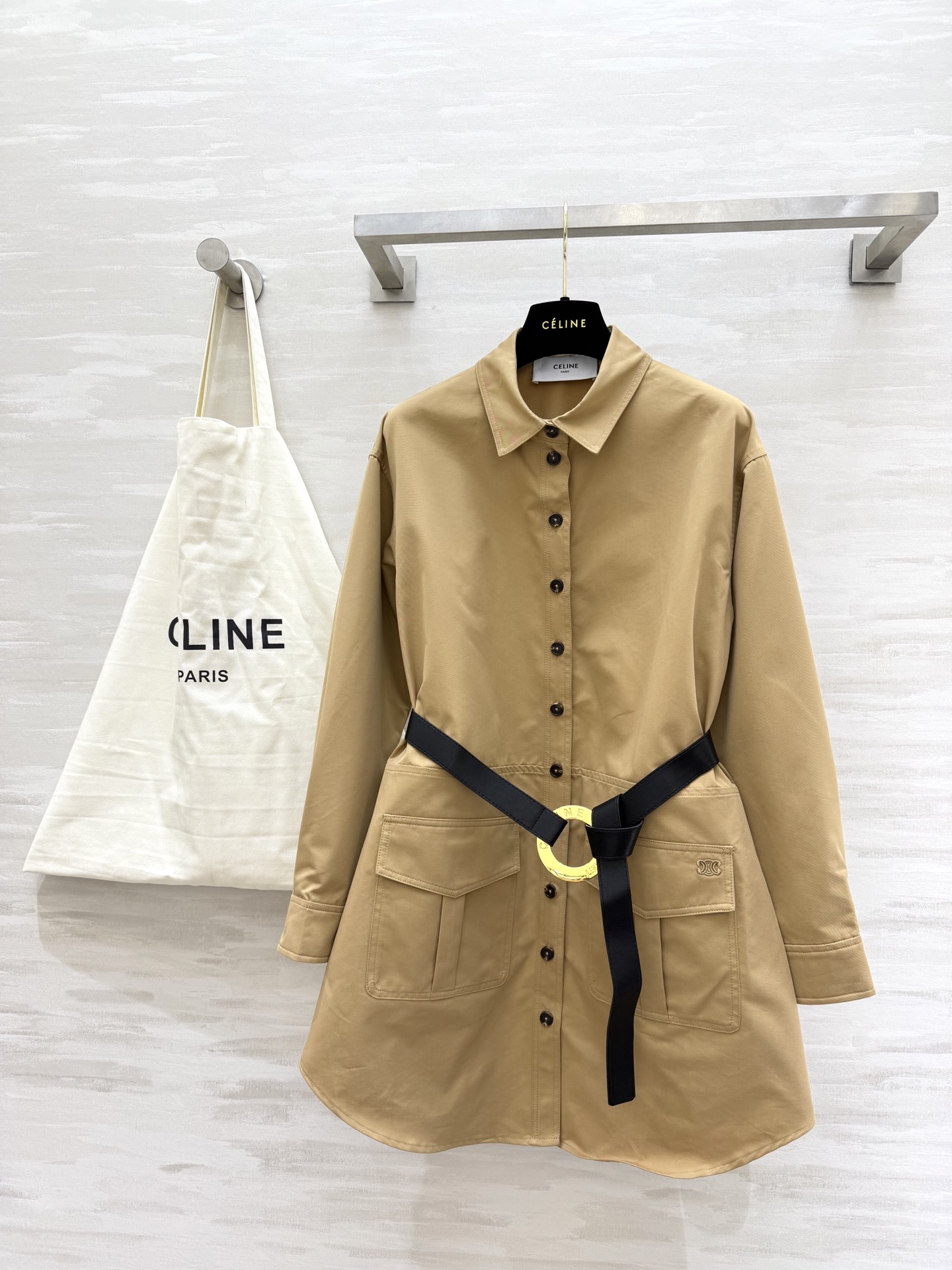#Celin♡²⁶ 卡其衬衫裙 太戳我了✨ 经典翻领+单排扣设计 自带黑色腰带收腰瞬间勾勒出腰线 大口袋