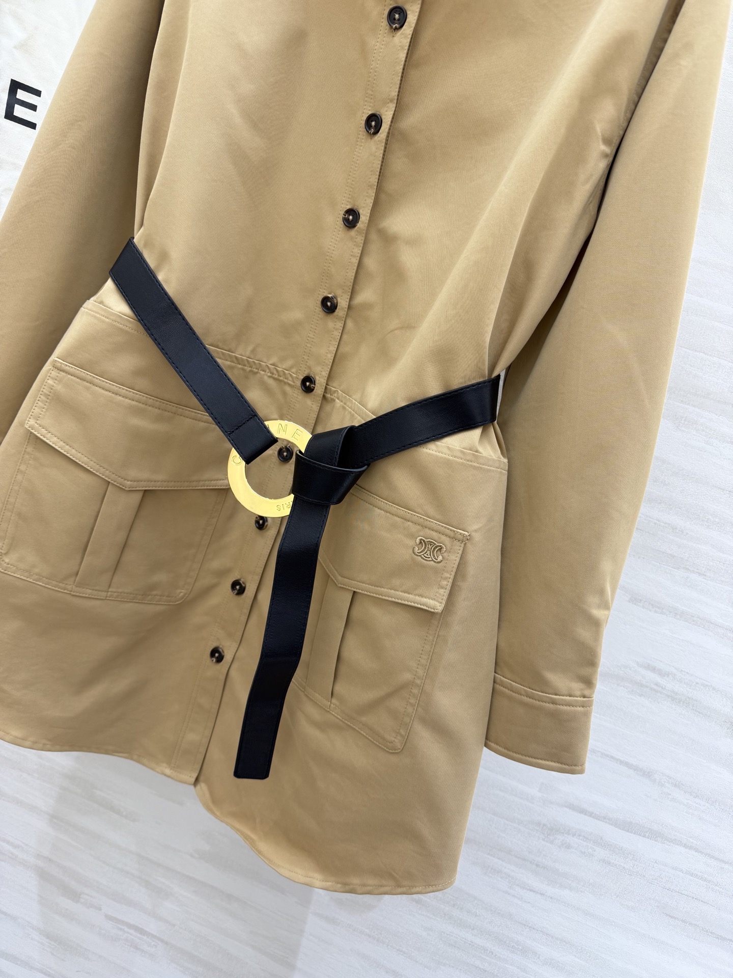 #Celin♡²⁶ 卡其衬衫裙 太戳我了✨ 经典翻领+单排扣设计 自带黑色腰带收腰瞬间勾勒出腰线 大口袋