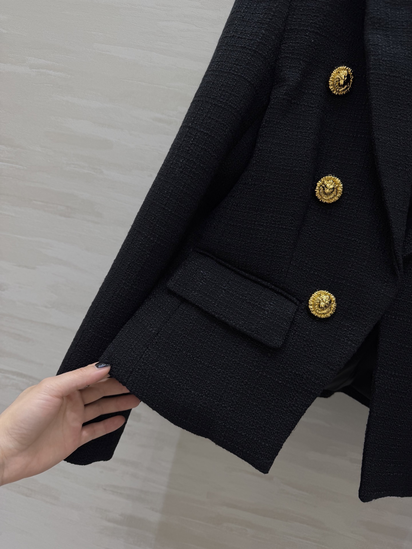 #Balmai♡²⁶财阀千金风 粗花呢系列 黑金配色直接封神！双排金扣+收腰剪裁 把贵气和干练焊在身上 