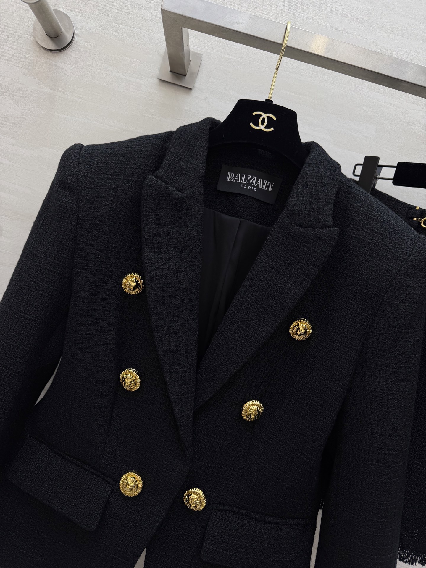 #Balmai♡²⁶财阀千金风 粗花呢系列 黑金配色直接封神！双排金扣+收腰剪裁 把贵气和干练焊在身上 