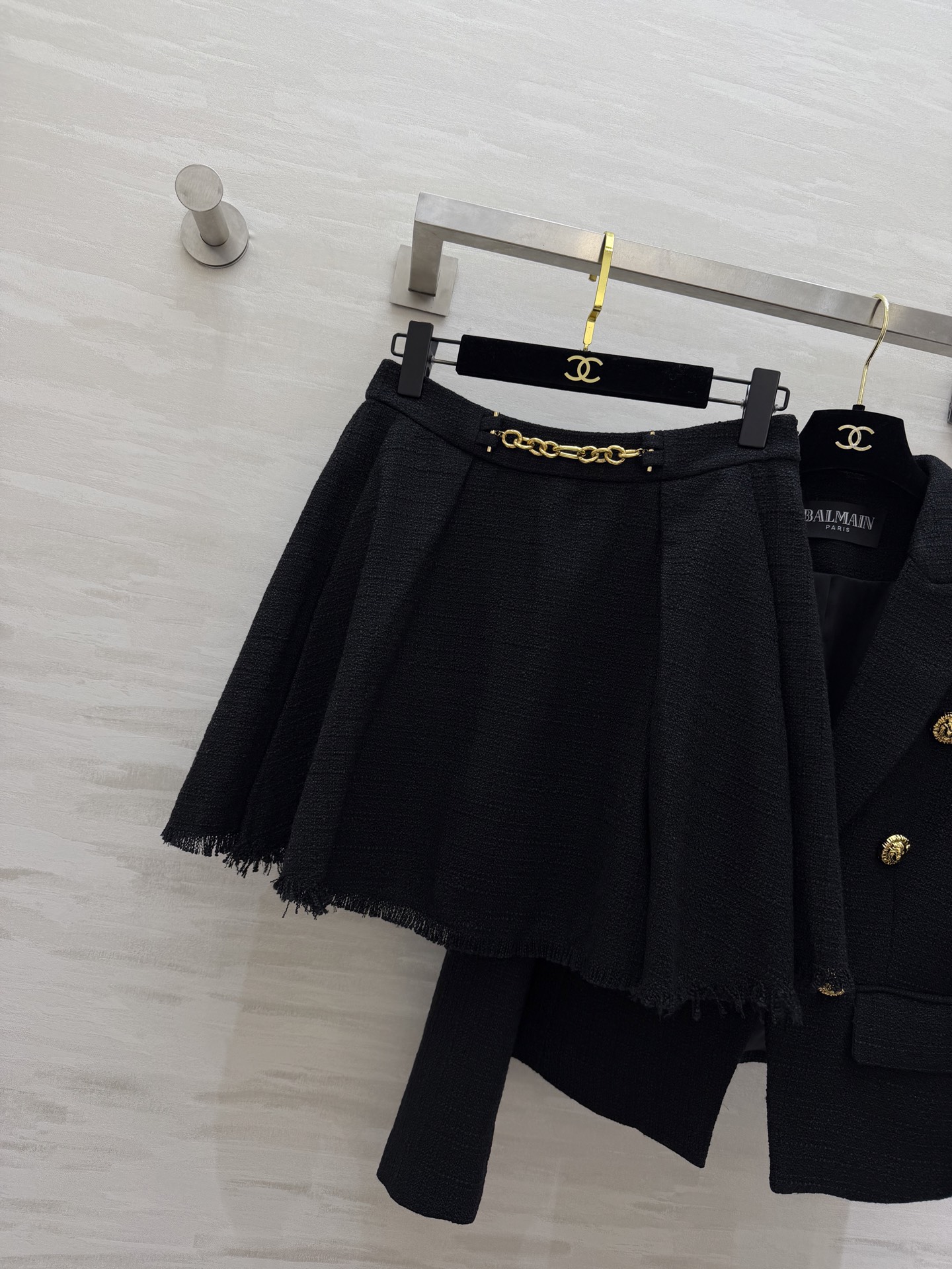 #Balmai♡²⁶财阀千金风 粗花呢系列 黑金配色直接封神！双排金扣+收腰剪裁 把贵气和干练焊在身上 