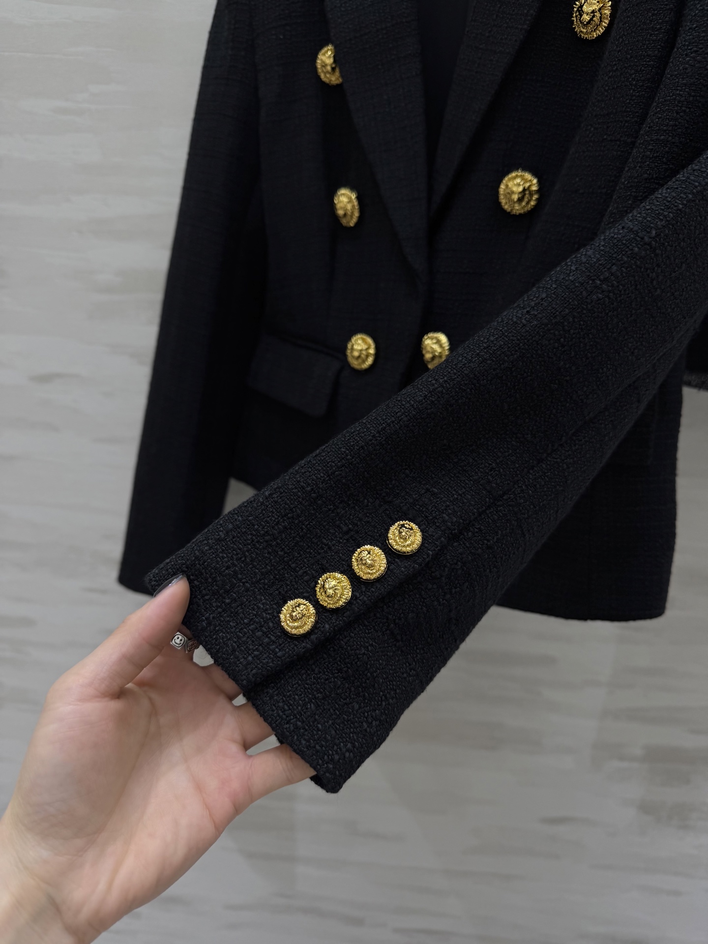 #Balmai♡²⁶财阀千金风 粗花呢系列 黑金配色直接封神！双排金扣+收腰剪裁 把贵气和干练焊在身上 