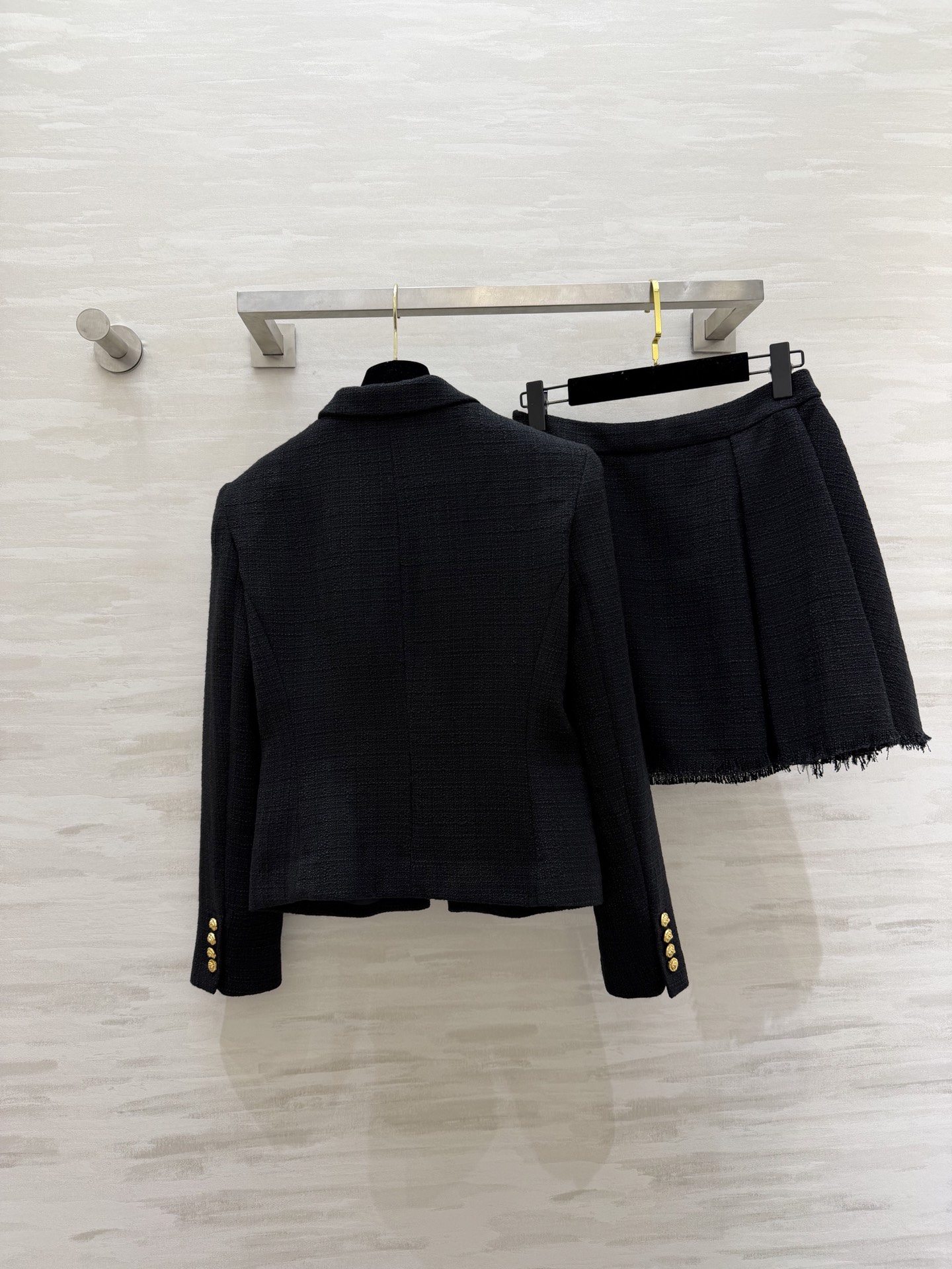 #Balmai♡²⁶财阀千金风 粗花呢系列 黑金配色直接封神！双排金扣+收腰剪裁 把贵气和干练焊在身上 