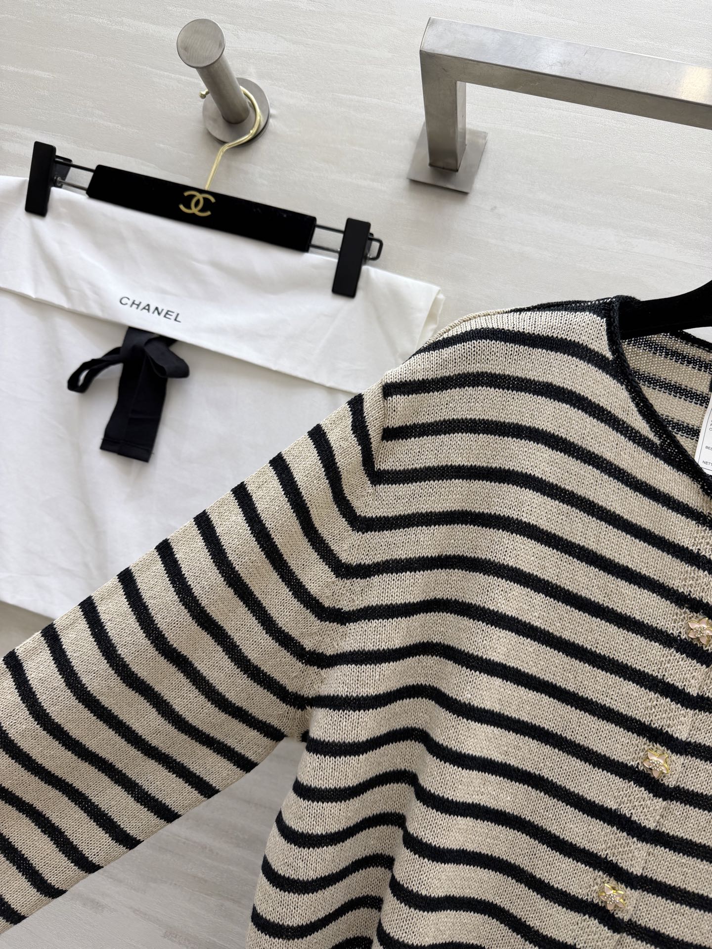#Chane♡²⁶条纹针织开衫✨ 经典海魂条纹永不过时 金银丝混纺面料自带细闪光泽 圆领+定制双C扣设计