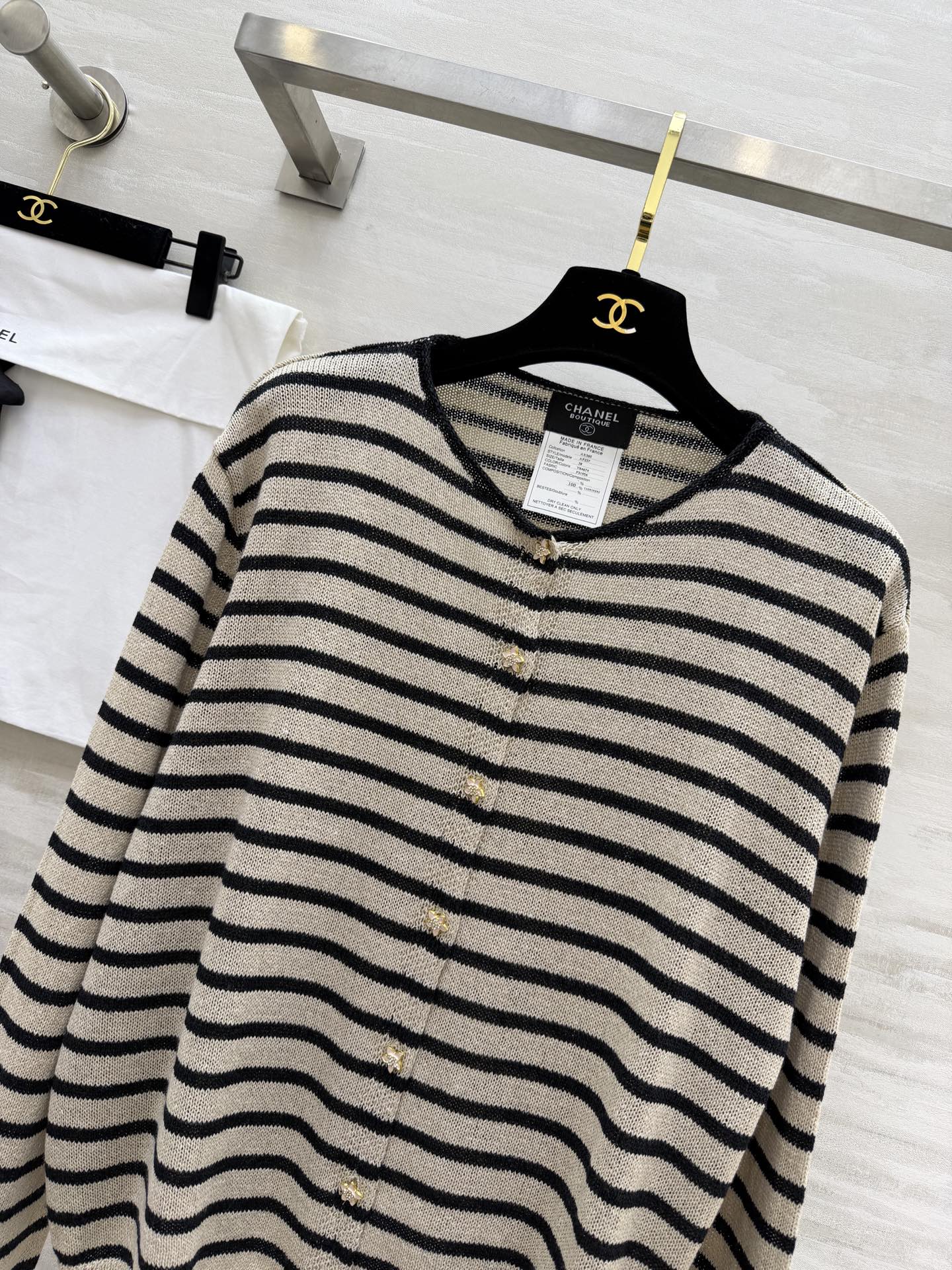 #Chane♡²⁶条纹针织开衫✨ 经典海魂条纹永不过时 金银丝混纺面料自带细闪光泽 圆领+定制双C扣设计