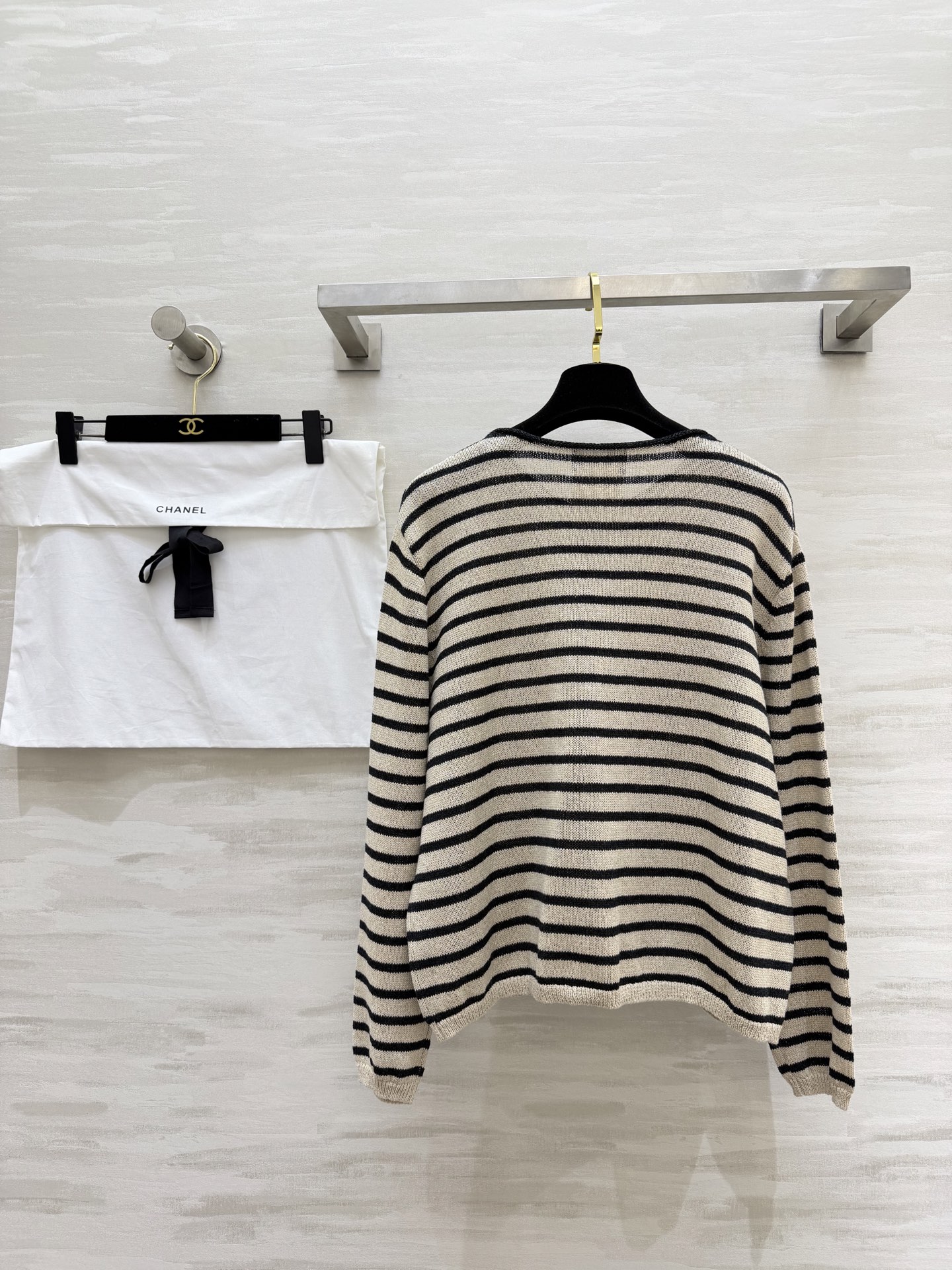 #Chane♡²⁶条纹针织开衫✨ 经典海魂条纹永不过时 金银丝混纺面料自带细闪光泽 圆领+定制双C扣设计