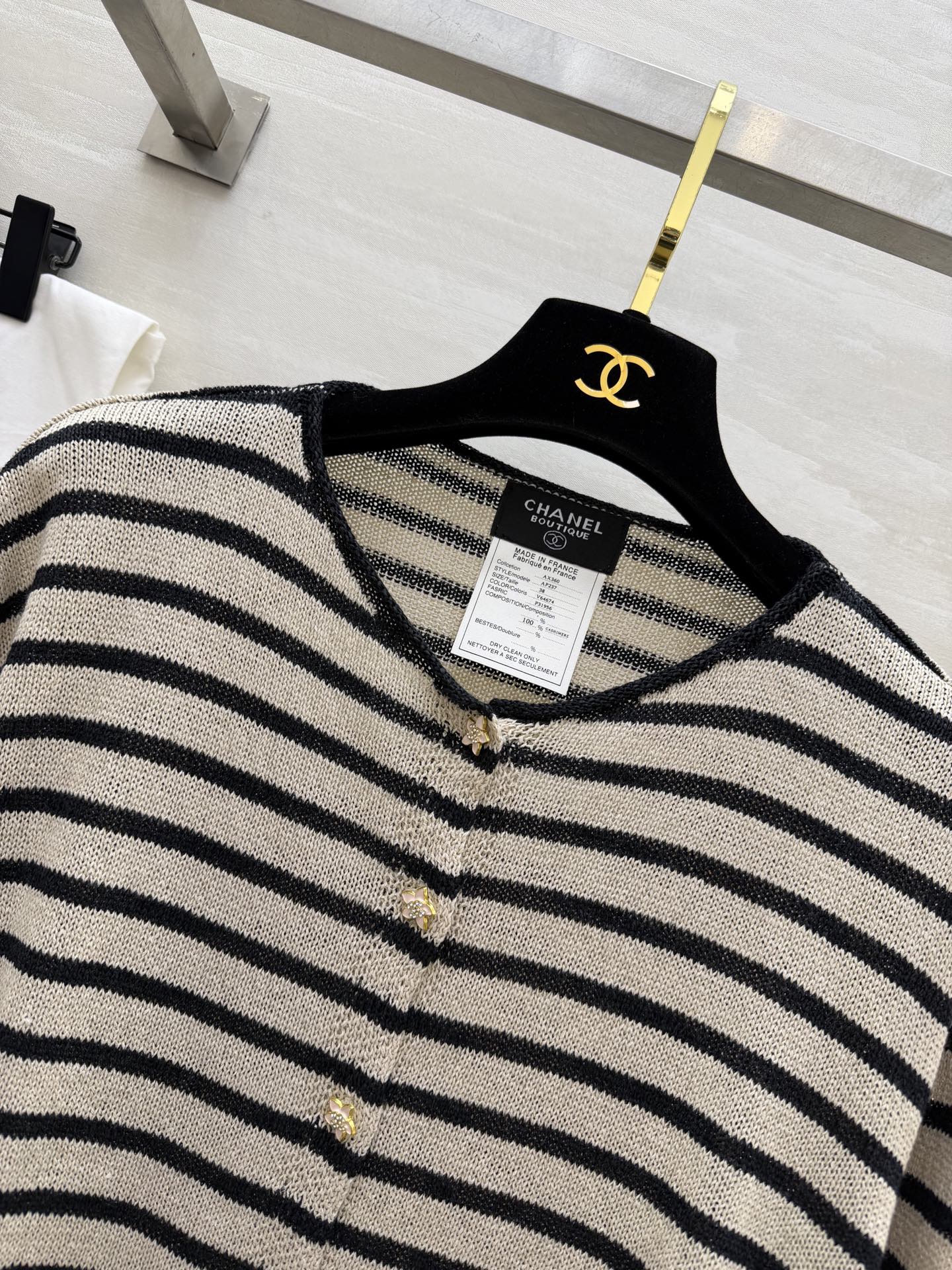 #Chane♡²⁶条纹针织开衫✨ 经典海魂条纹永不过时 金银丝混纺面料自带细闪光泽 圆领+定制双C扣设计