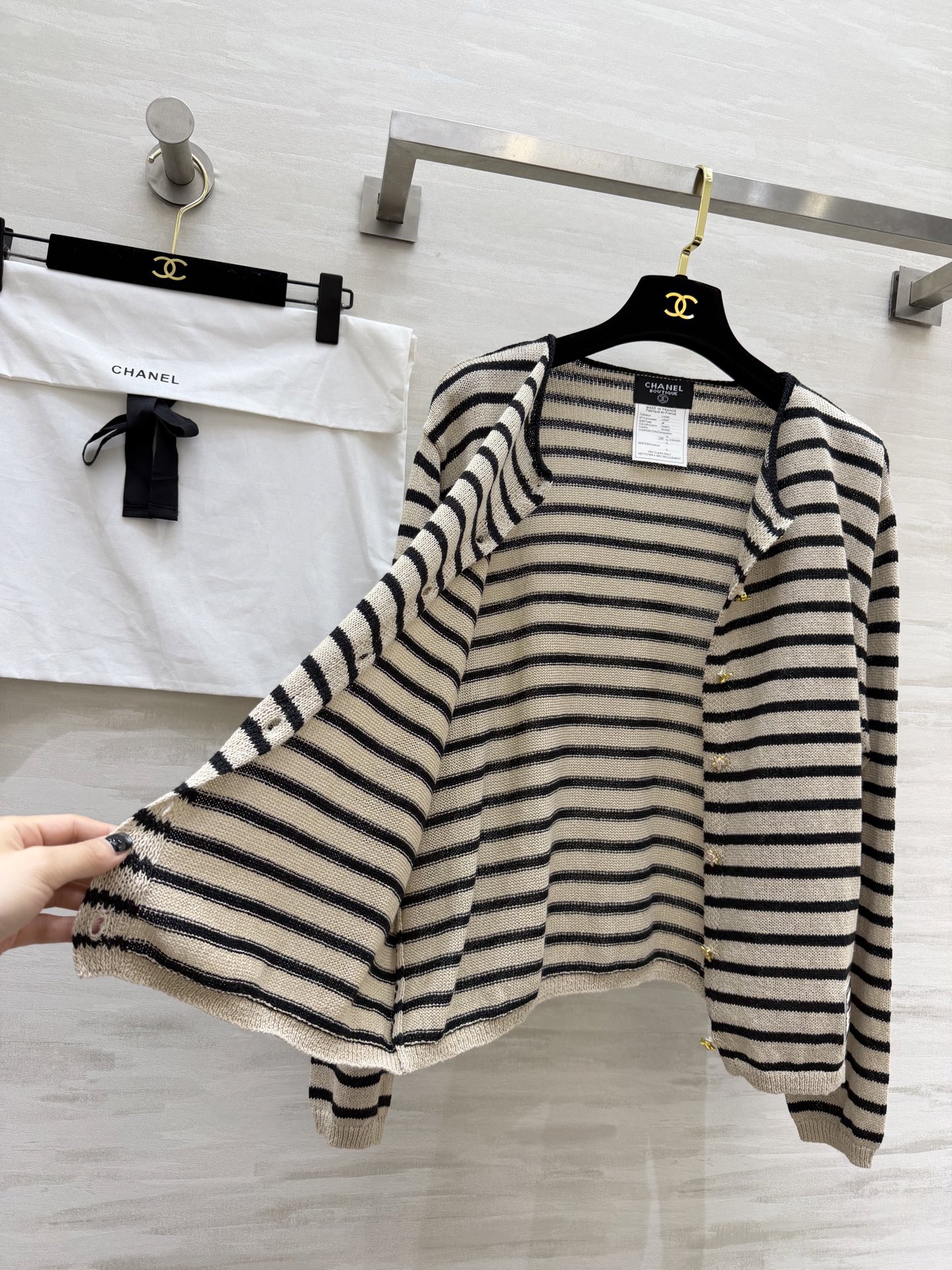 #Chane♡²⁶条纹针织开衫✨ 经典海魂条纹永不过时 金银丝混纺面料自带细闪光泽 圆领+定制双C扣设计