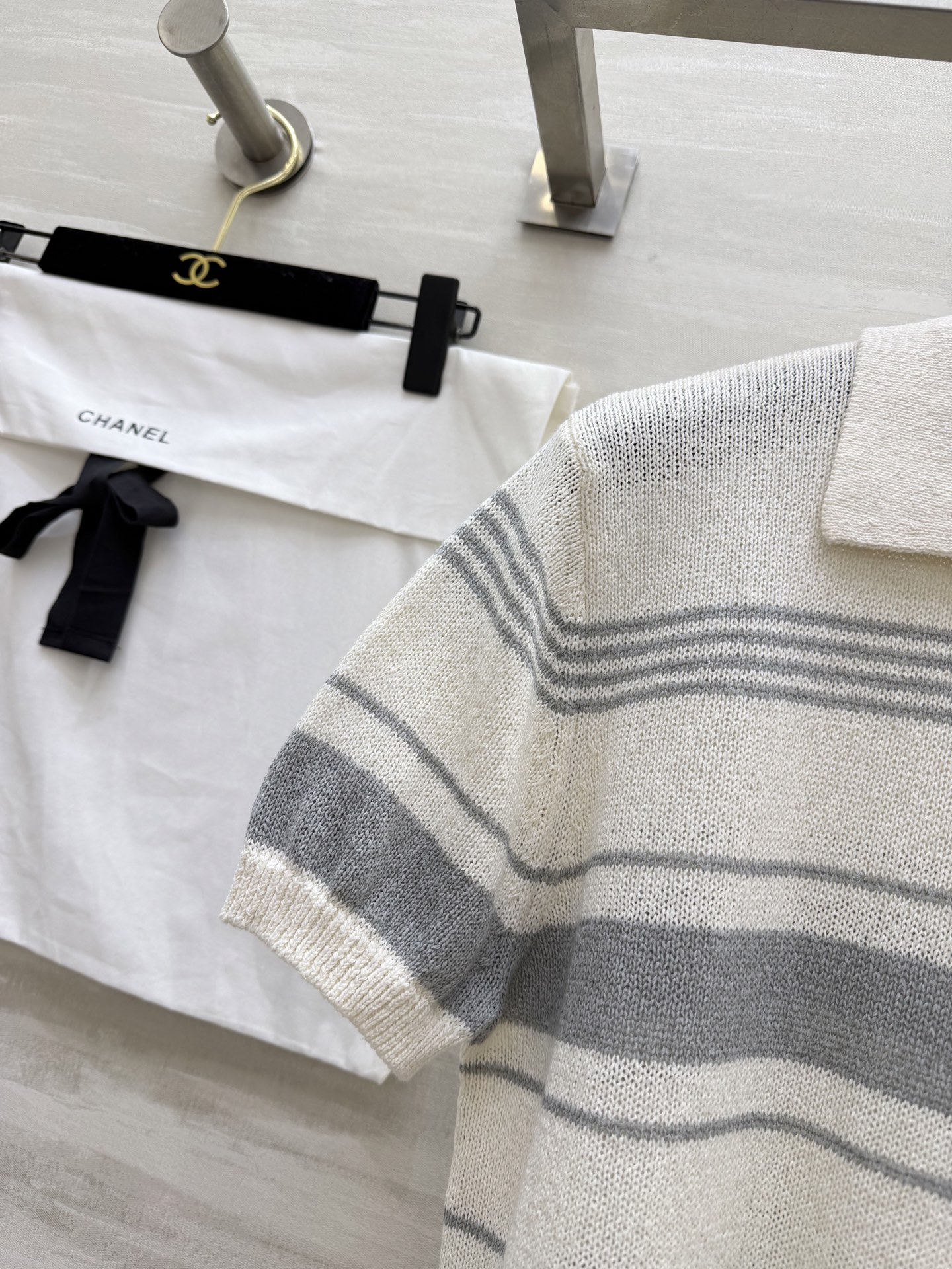 #Chane♡²⁶中古风条纹Polo针织衫✨ 经典翻领+撞色条纹设计 金银丝混纺面料自带细闪光泽 水钻双